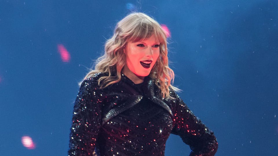 Taylor Swift falls on stage but ‘Shakes It Off’ like a pro