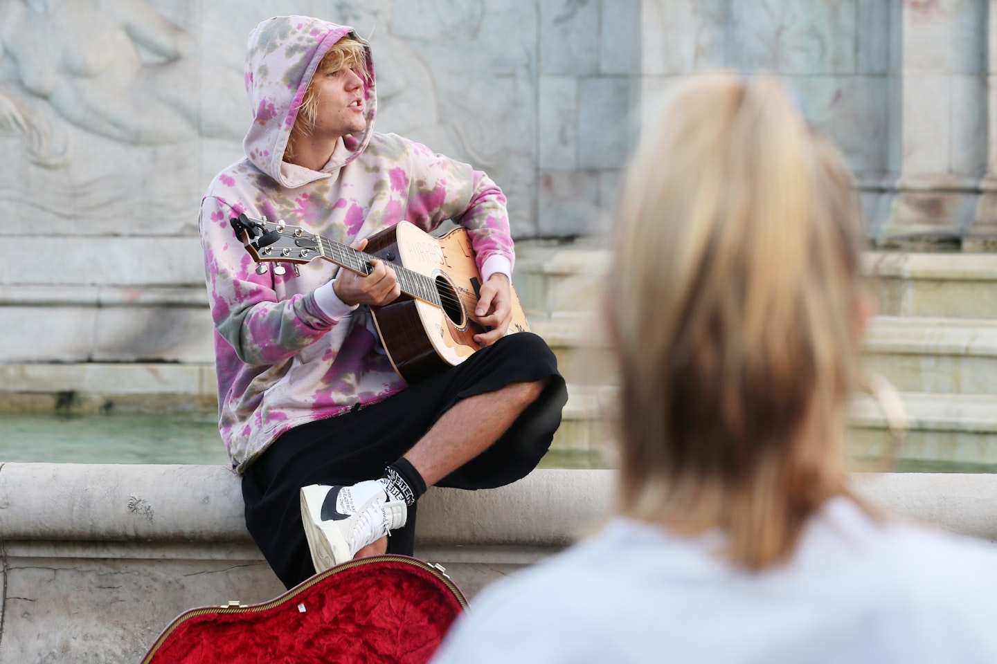 Justin Bieber busks outside Buckingham Palace