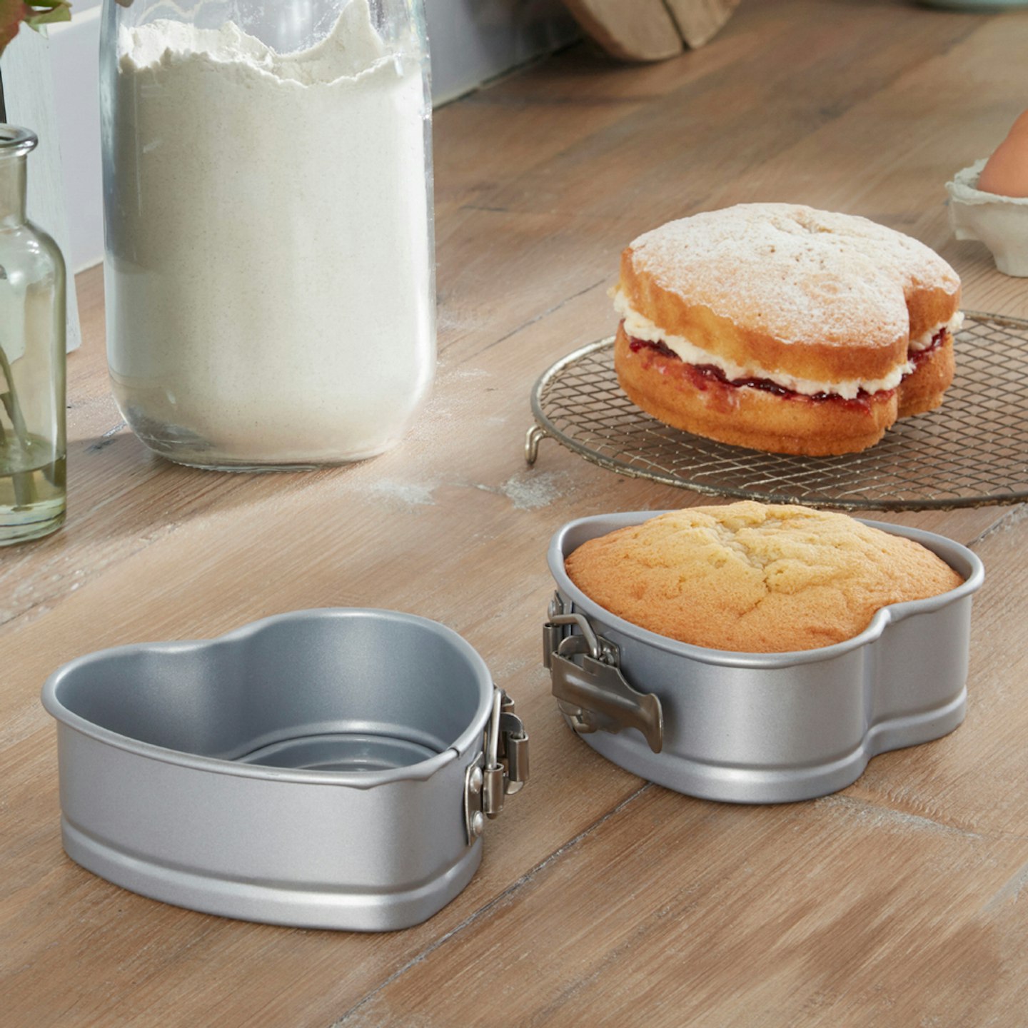 swan cake tins very