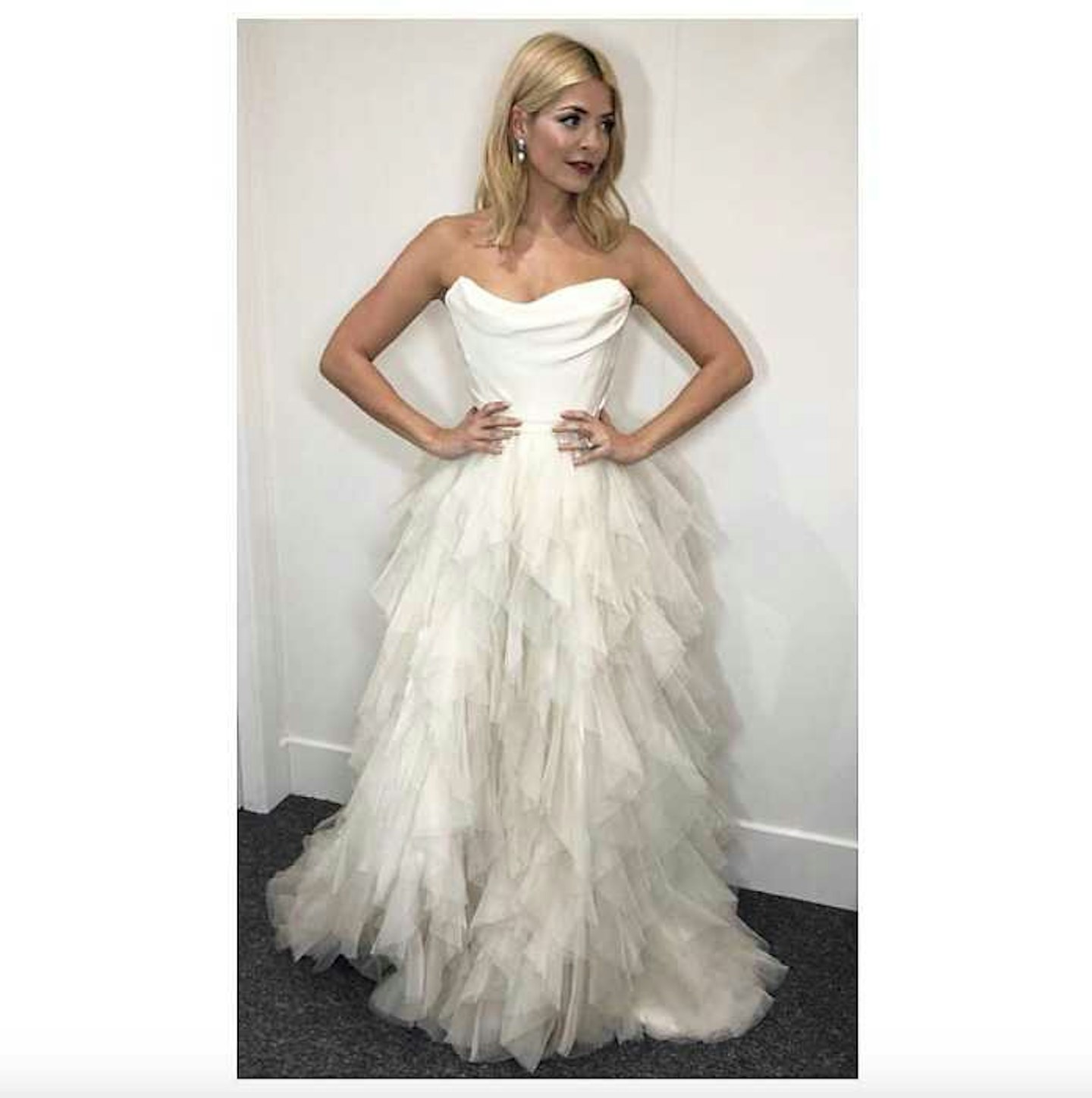 holly willoughby dancing on ice outfit 2018
