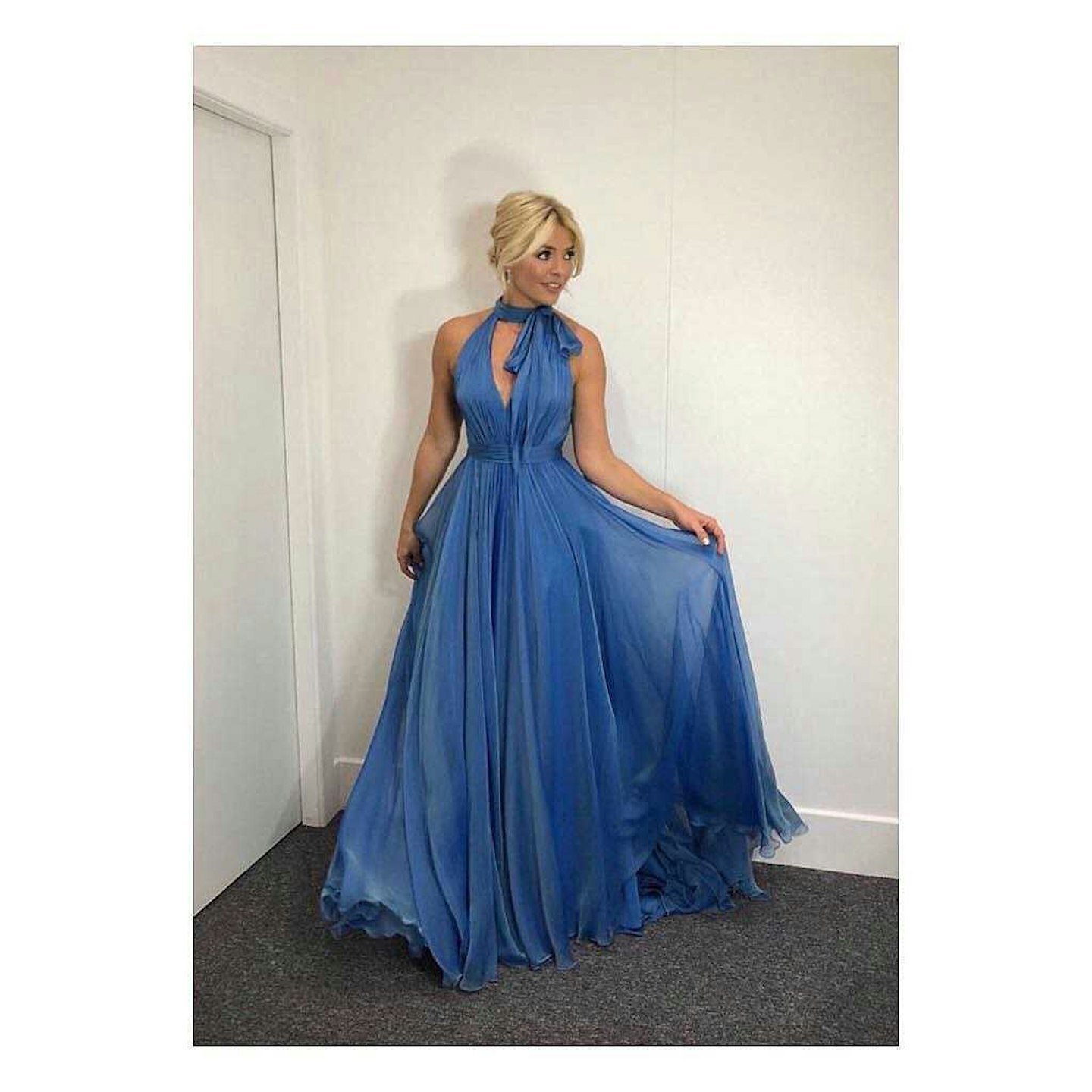 holly willoughby dancing on ice outfit 2018