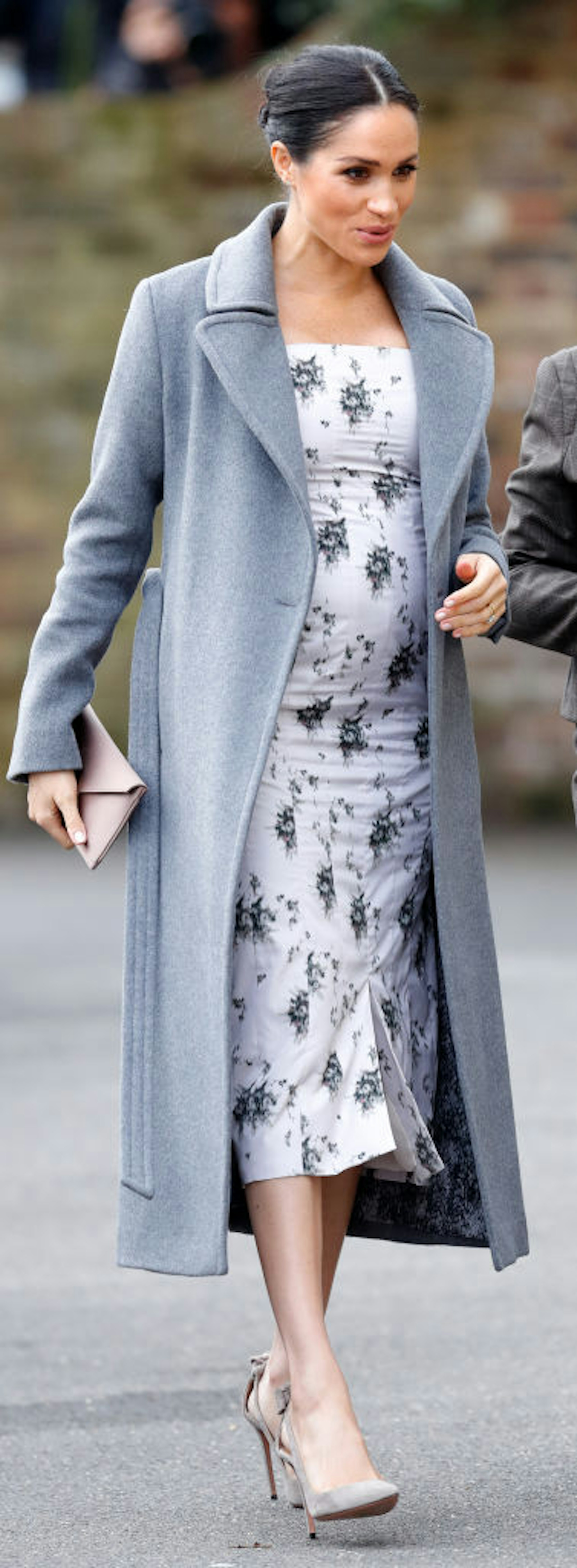 meghan markle grey dress 5 Tricks We Think Used To Keep Her All White Outfit Pristine Meghan Markle grey maternity dress