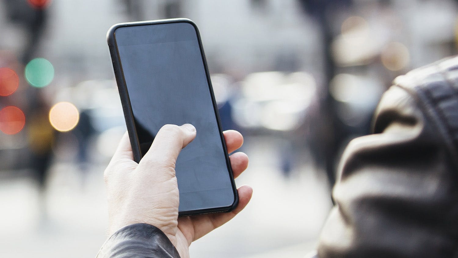 iPhone glitch allows FaceTime users to listen in before recipient even