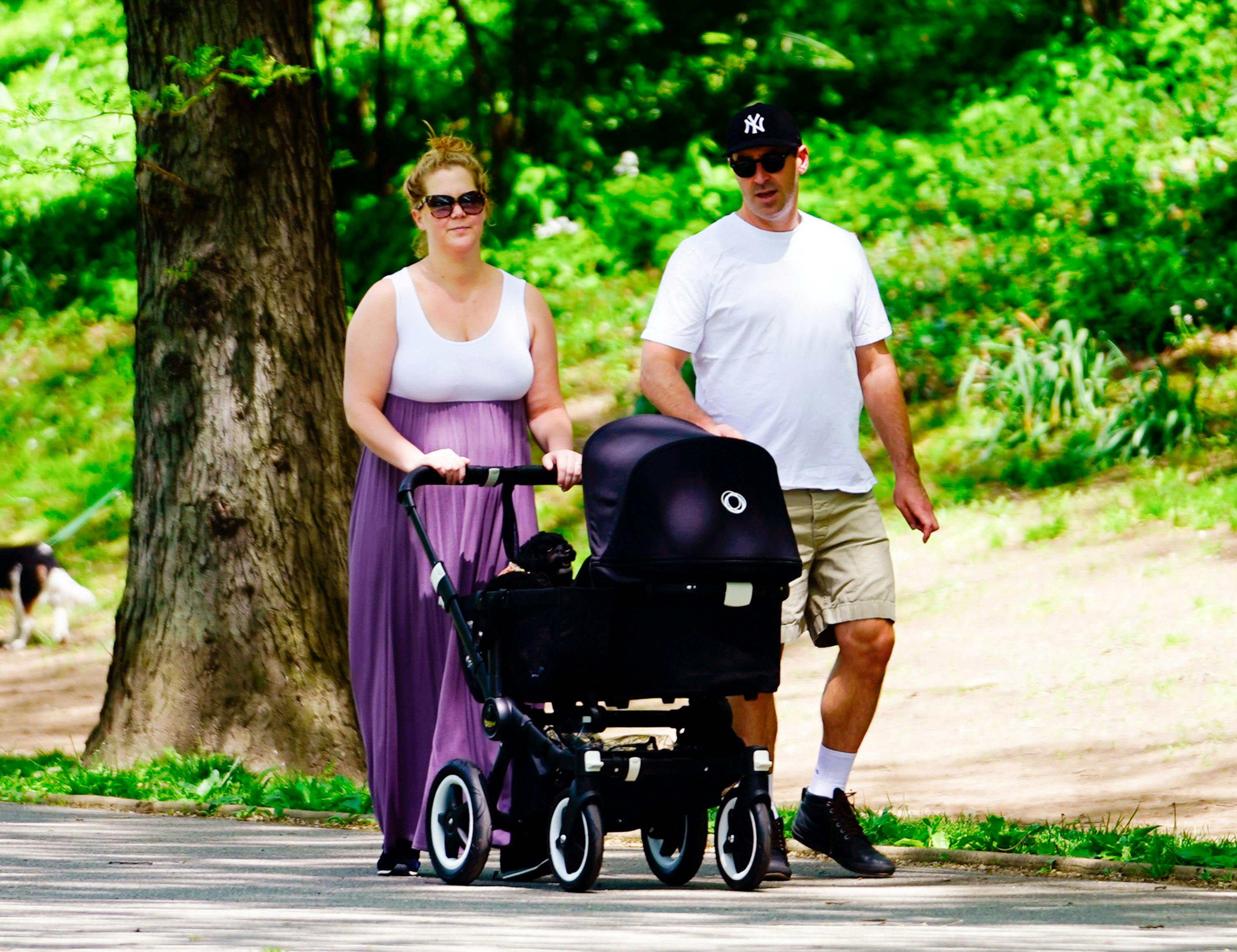 Amy Schumer Couldn’t Care Less If You ‘MomShame’ Her For Returning To Work(02)