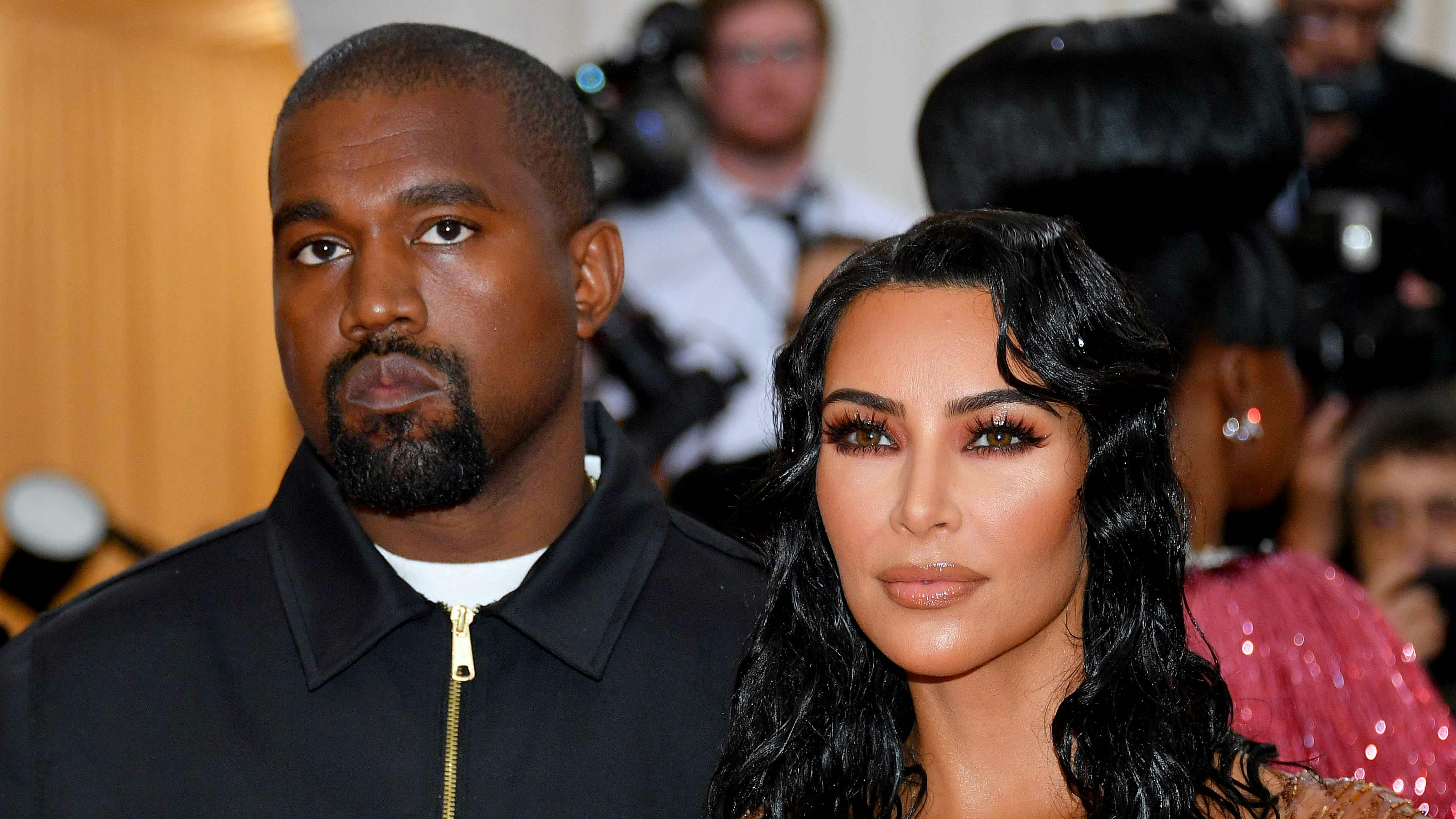 Exclusive:  Experts Weigh In On Kim Kardashian'S Rib Removal Speculation - 7kf3xxb