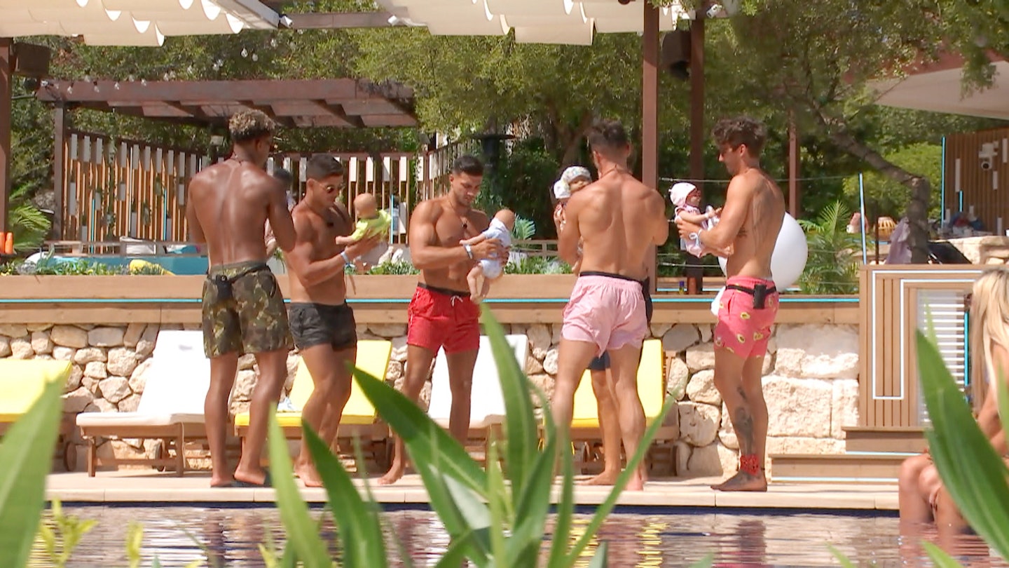 SEVEN NEW ISLANDERS ARRIVE AT THE VILLA KICKING