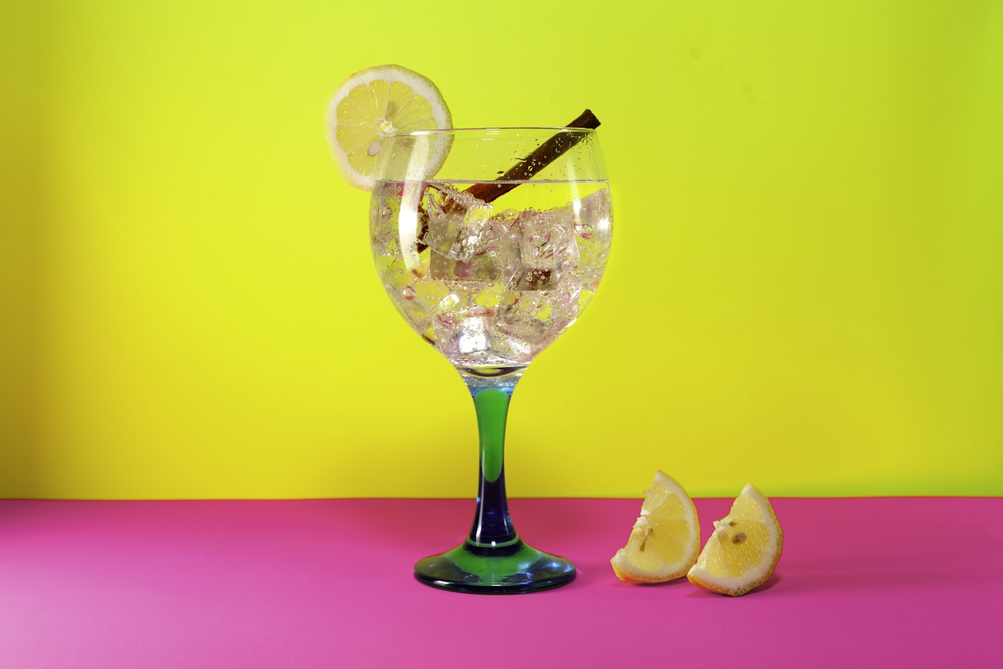 Goblet of gin with sliced lemon on the side