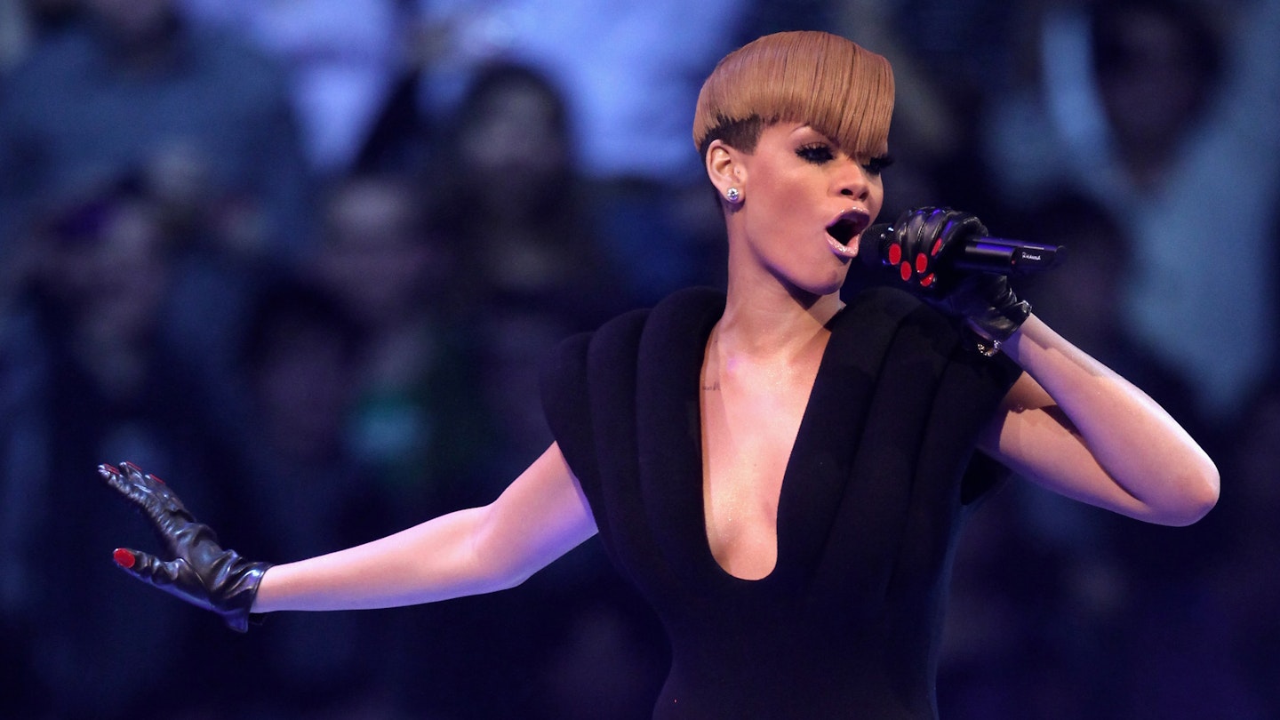 Rihanna singing 2009