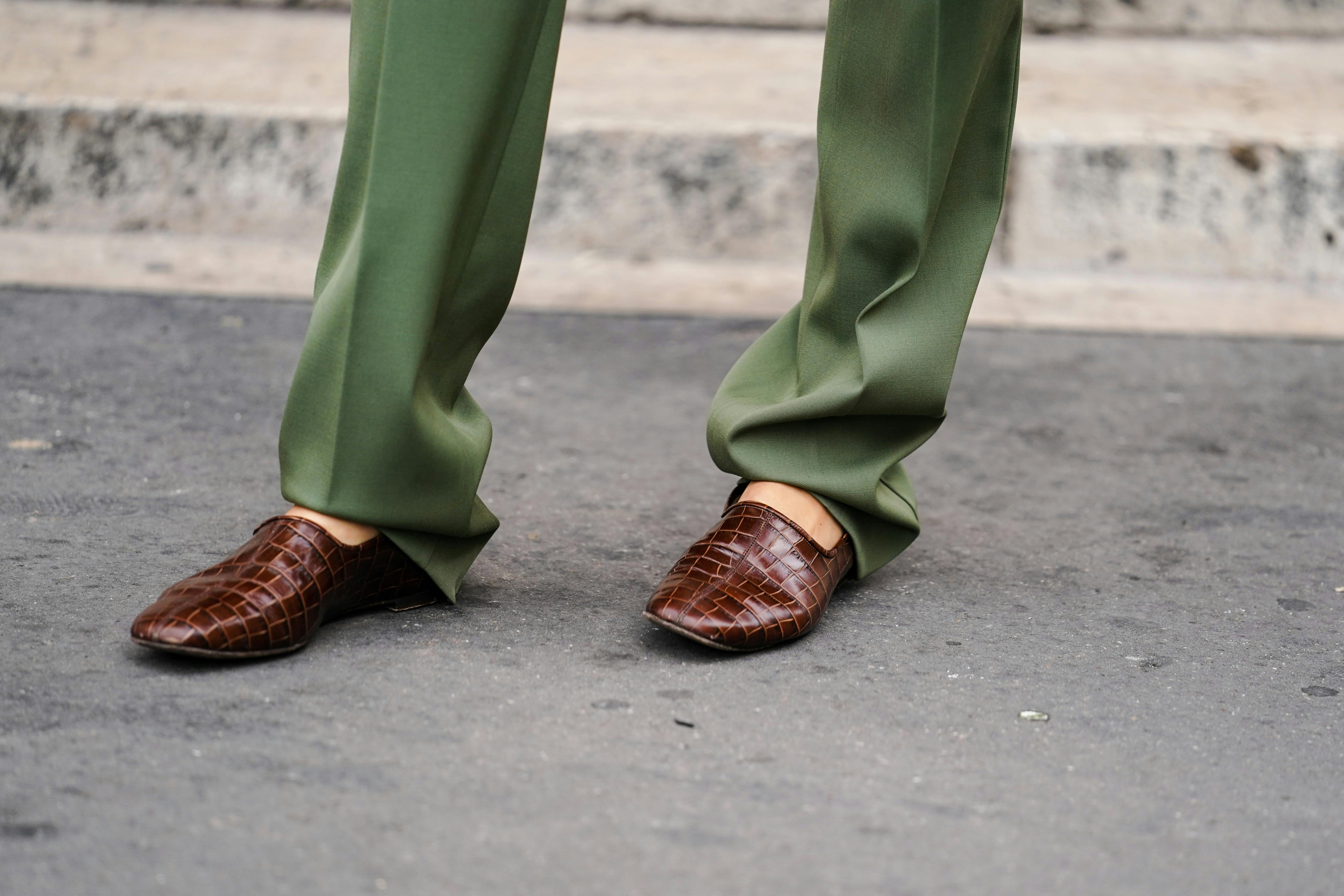 How To Coordinate Olive Trousers With Your Shoes 