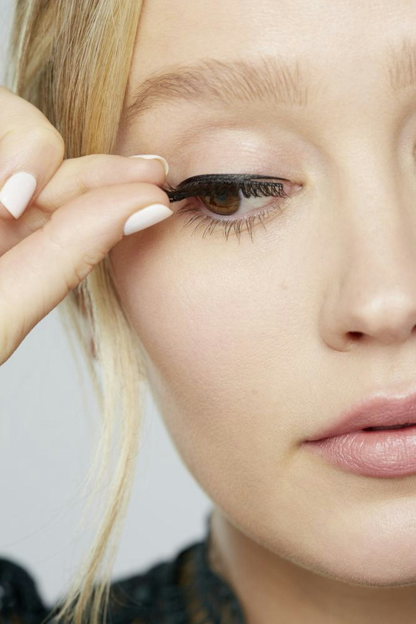 How to apply false lashes
