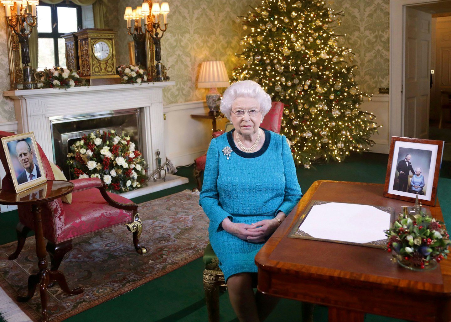 Obviously People Are Reading A Harry And Meghan Snub Into The Queen's Choice Of Christmas Photographs 