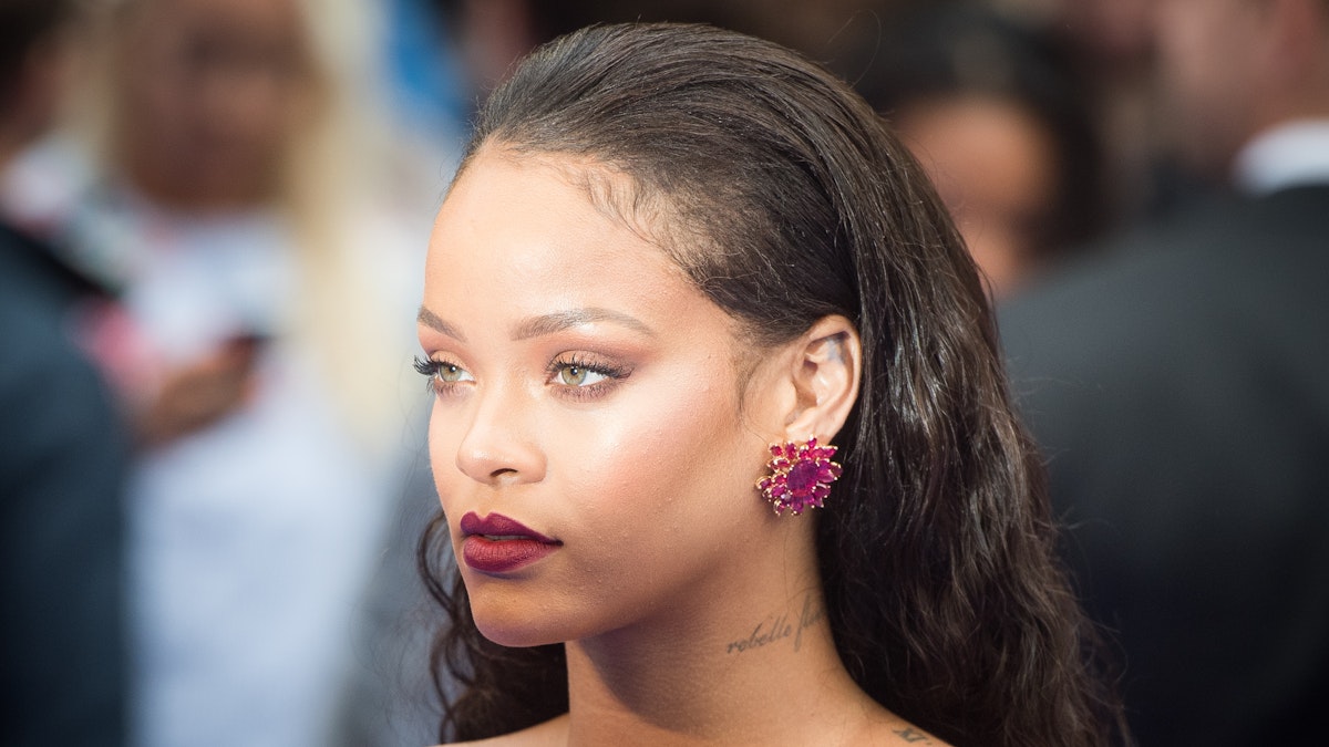 Rhianna Is Pushing Filter-Free Skin Confidence With This Selfie ...