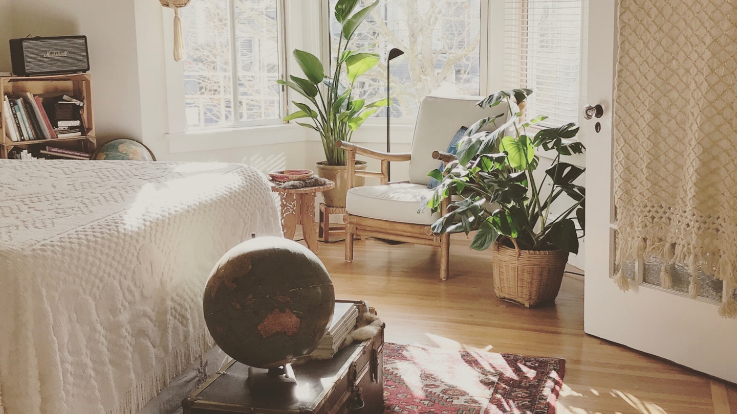 Cream bedroom with plants 