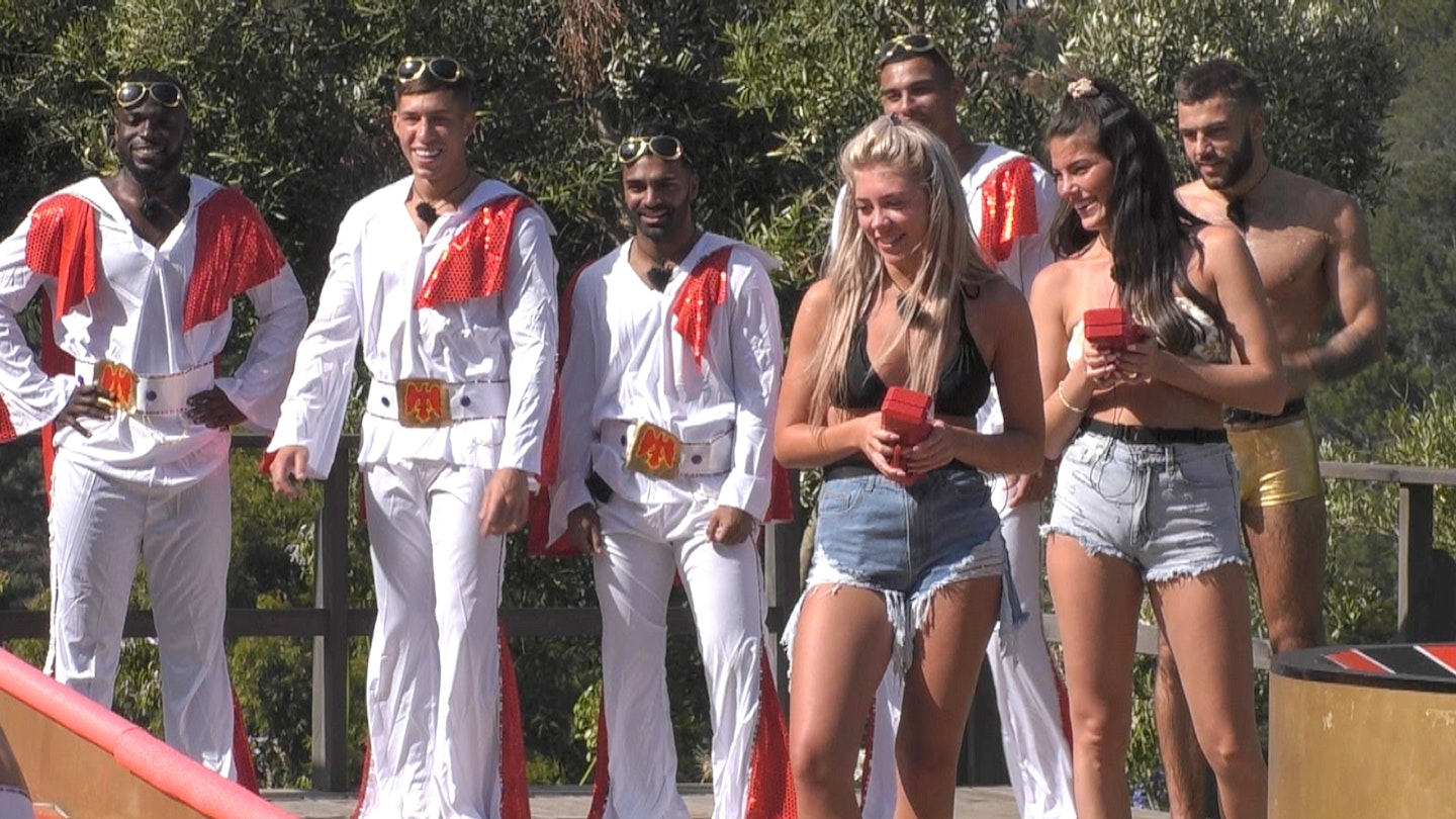 'Lads Vegas' challenge sees Islanders get hitched
