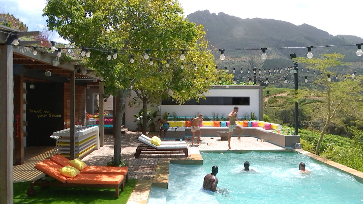 Boys secretly leave the villa for Casa Amor