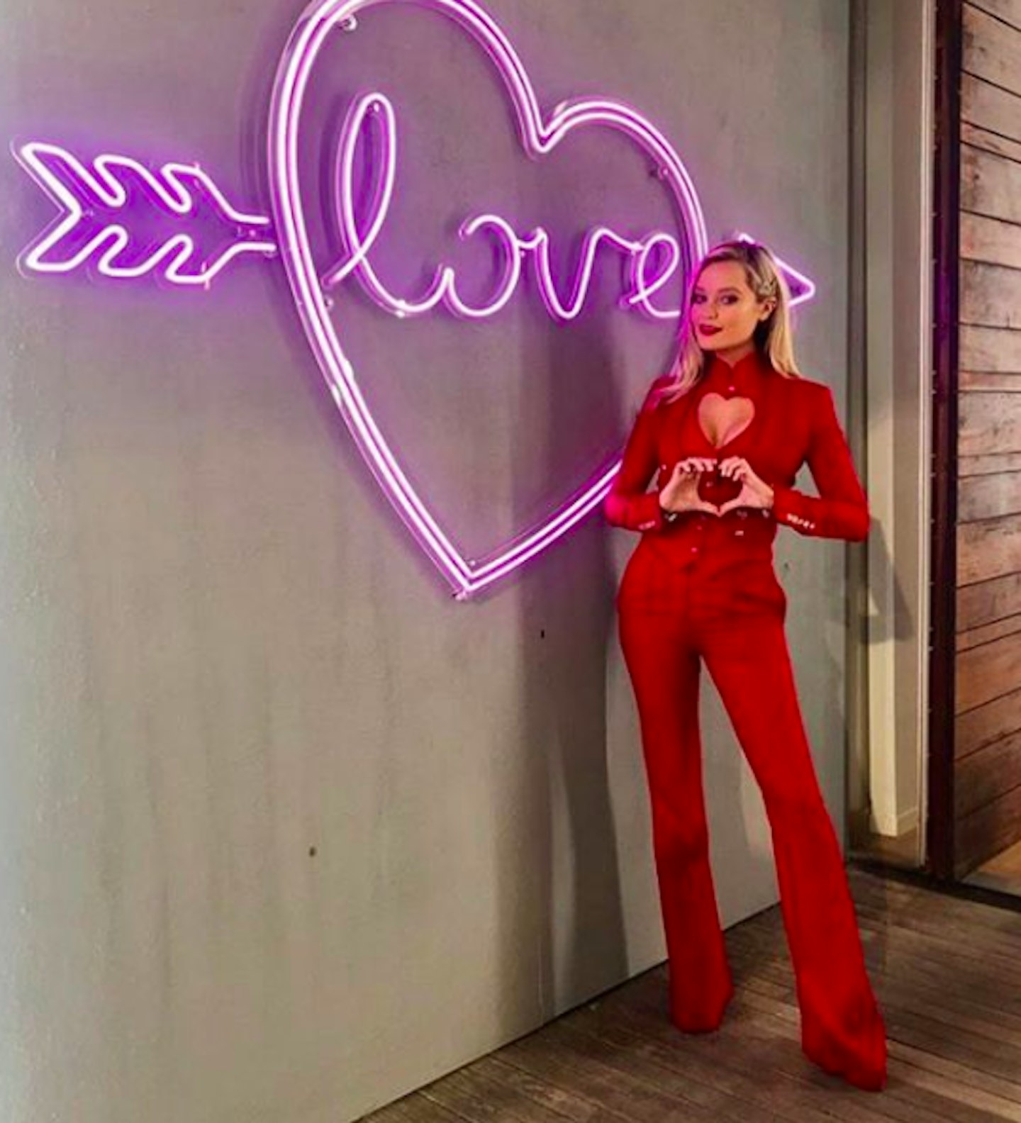 laura whitmore red suit love island final
