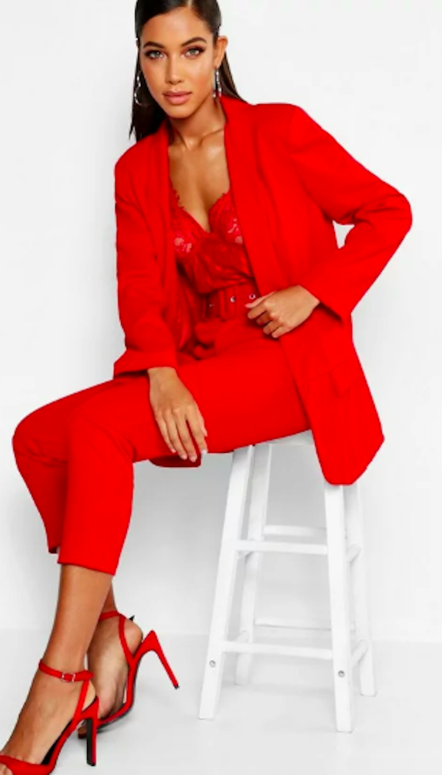 laura whitmore love island final red suit