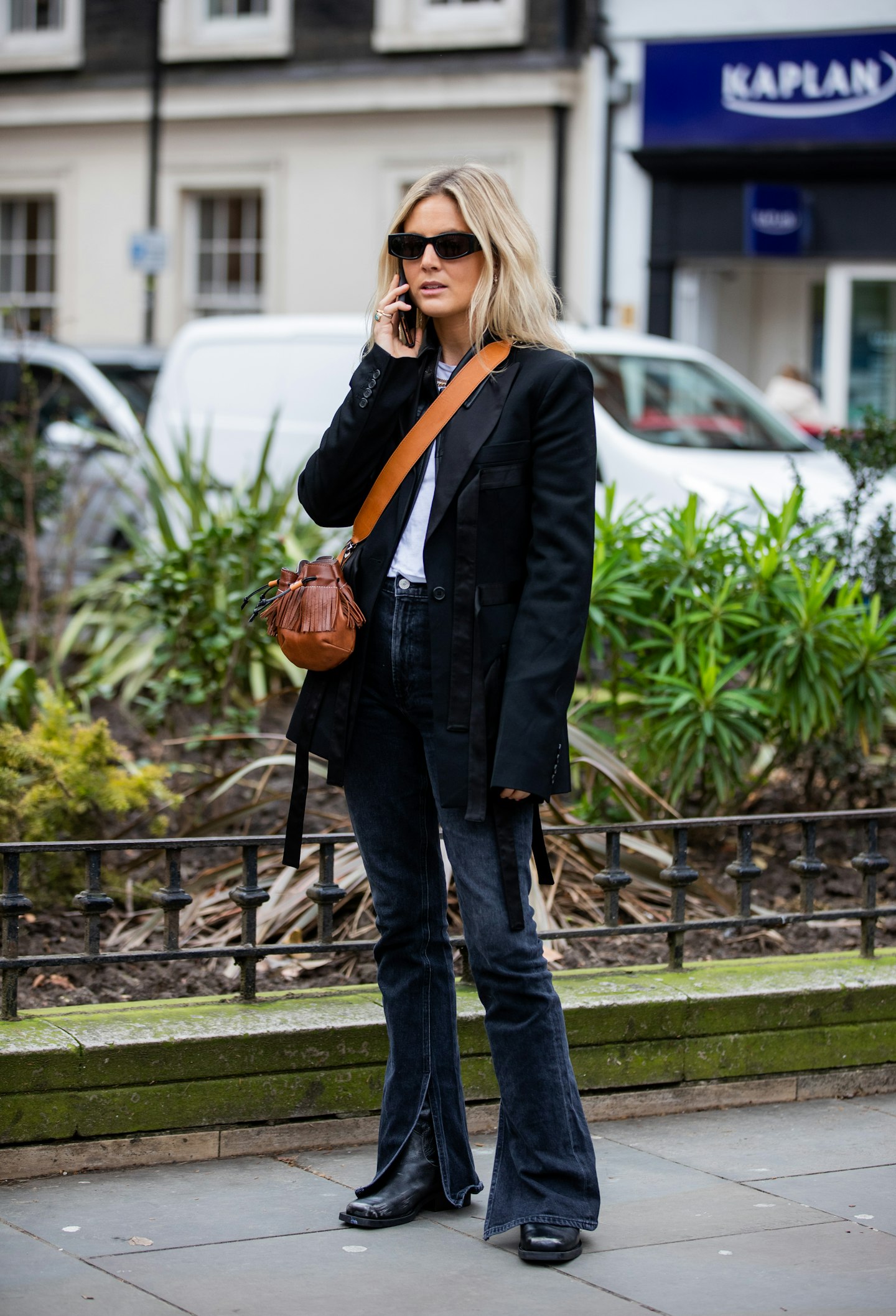 Street Style flared jeans and boxy blazer