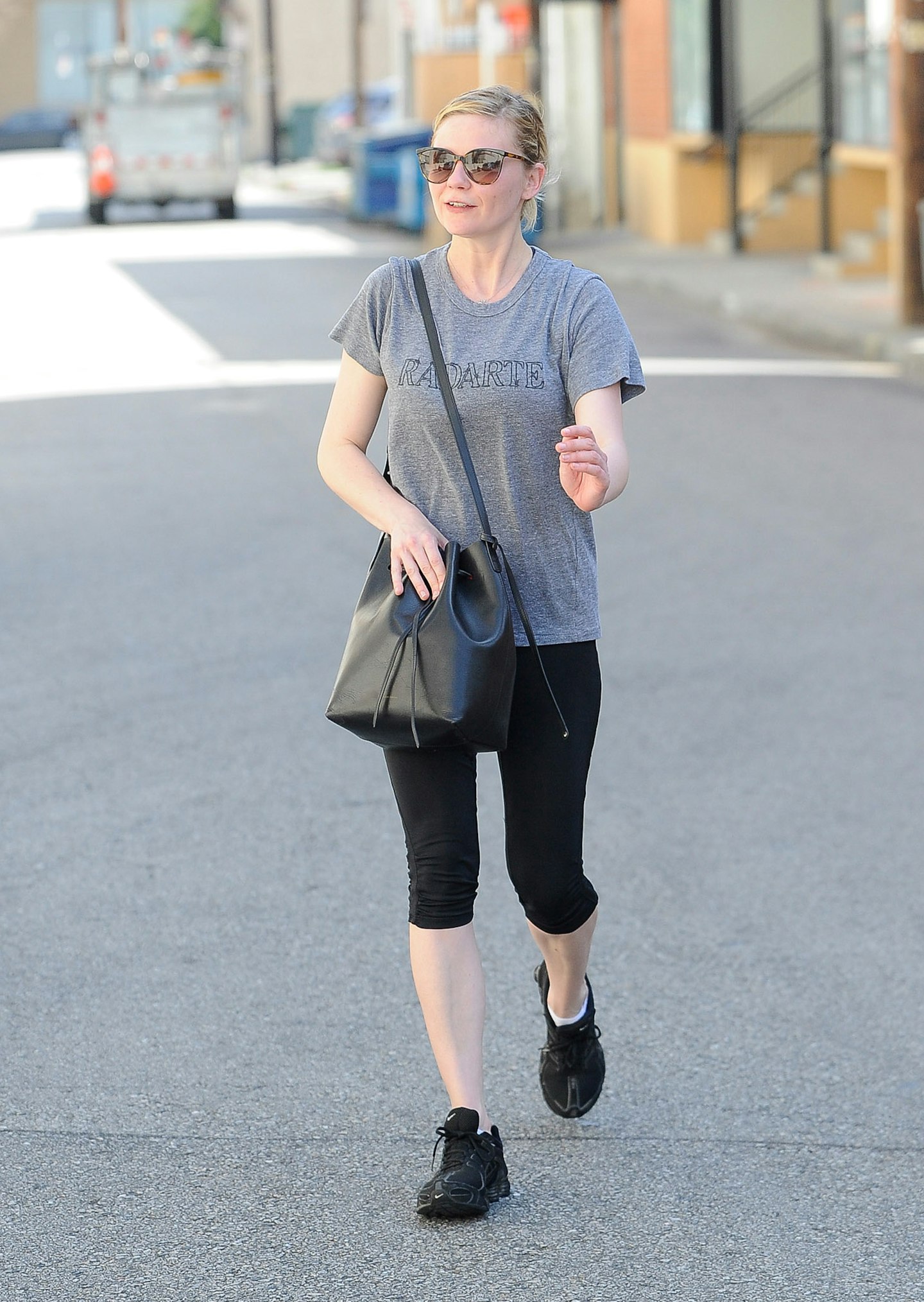 kirsten dunst mansur gavriel bucket bag