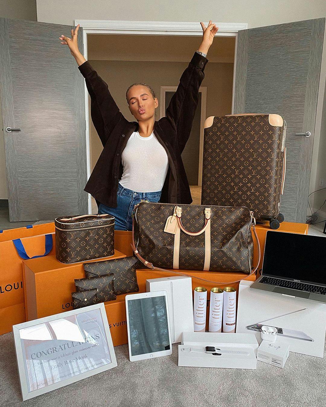 The Is Obsessed With MollyMae's £8,000 Giveaway