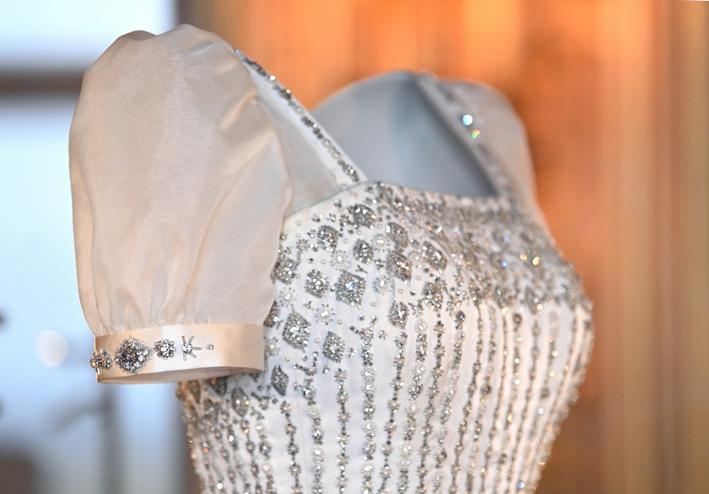 princess beatrice wedding dress sleeves