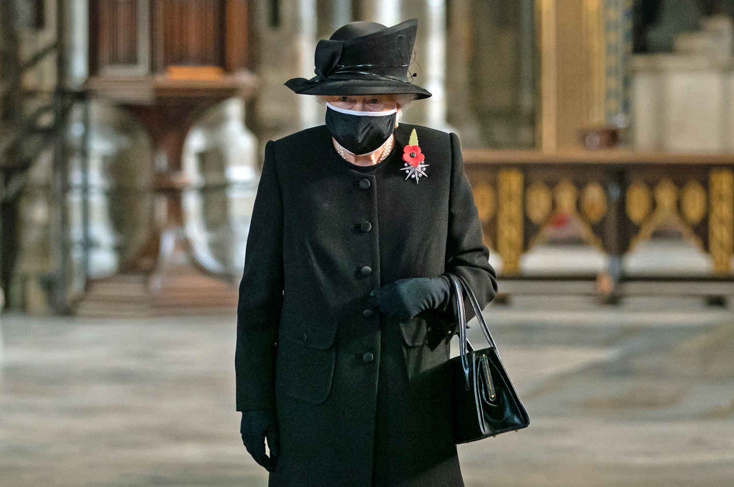 The Queen wearing a face mask in public for the first time