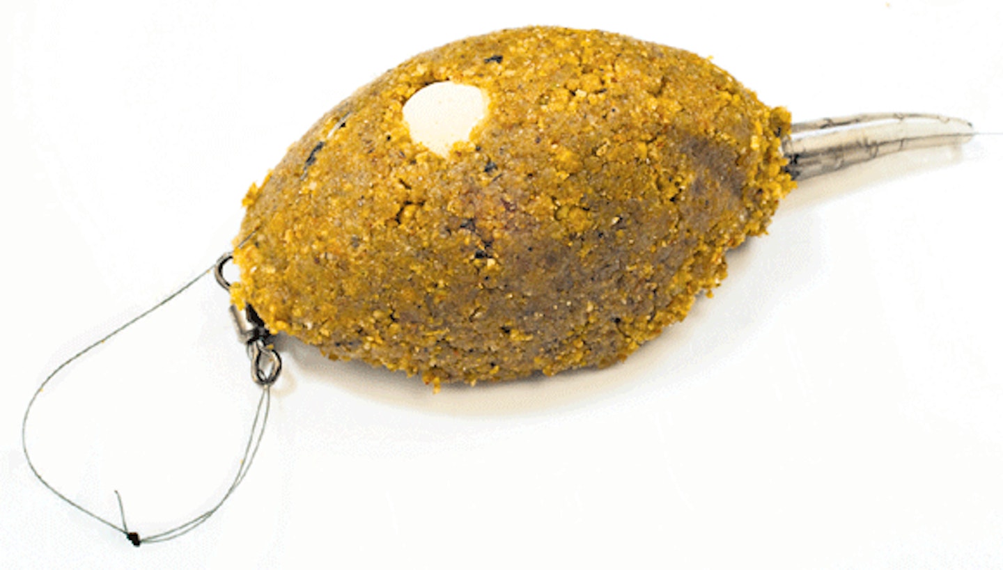 HOW TO USE A METHOD FEEDER GROUNDBAIT AND PELLET MOULD