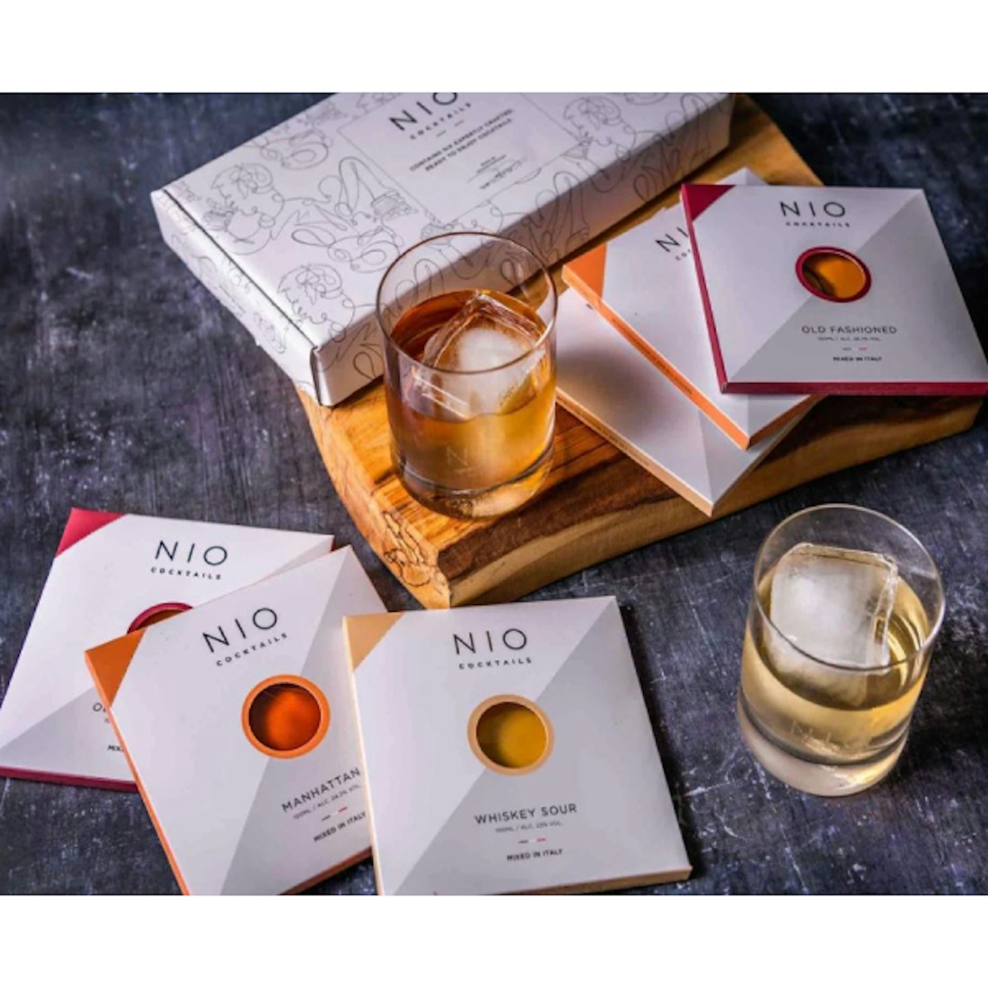 Whiskey box by NIO with cocktail sachets