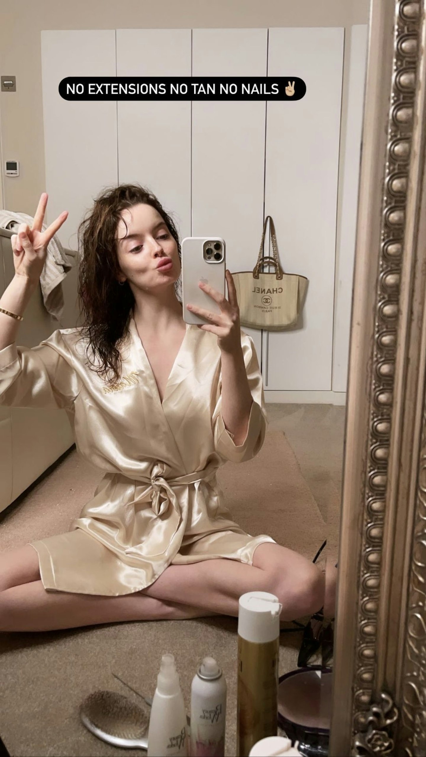 Maura Higgins no makeup selfie