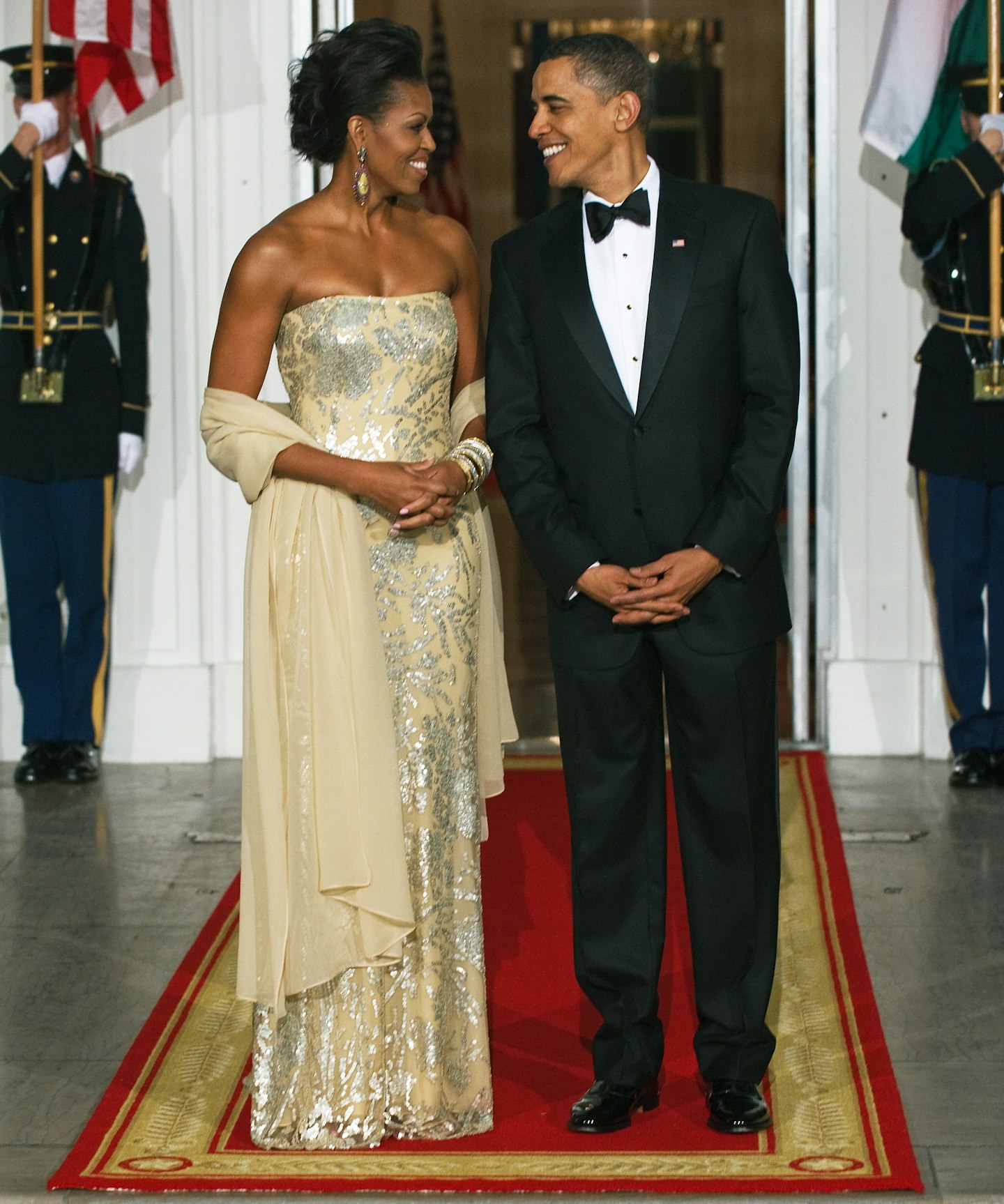 US President Barack Obama stands with First Lady Michelle Obama shortly before greeting Indian Prime Minister Manmohan Singh and his wife Gursharan Kaur at the North Portico of the White House November 24, 2009
