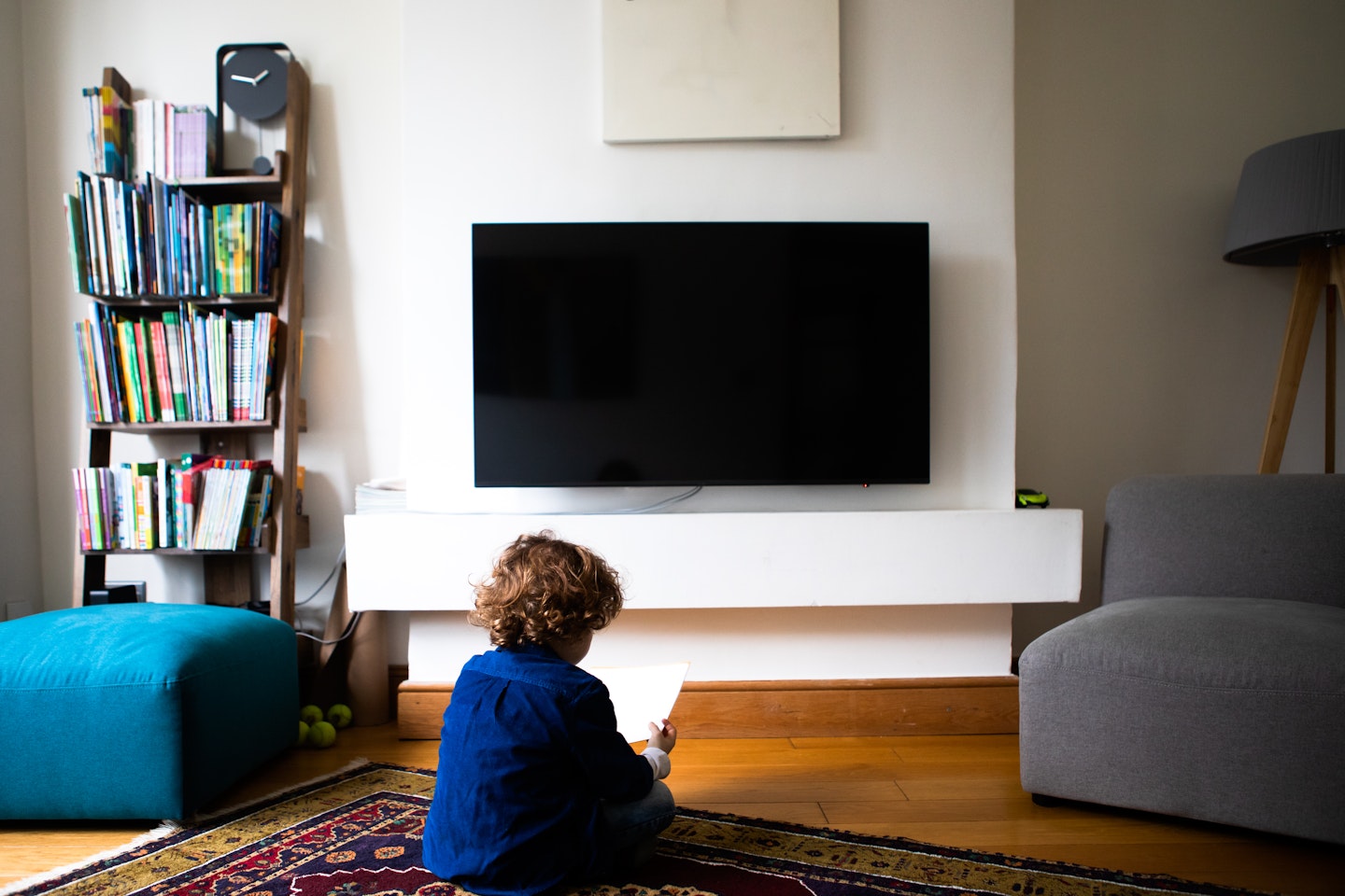 kid by tv