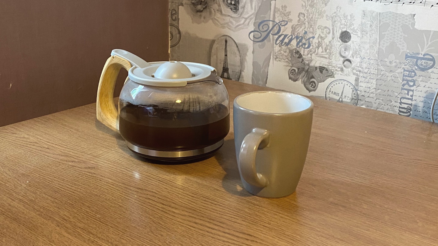 The Progress Sacndi Coffee Maker Glass Pot with Grey Mug 