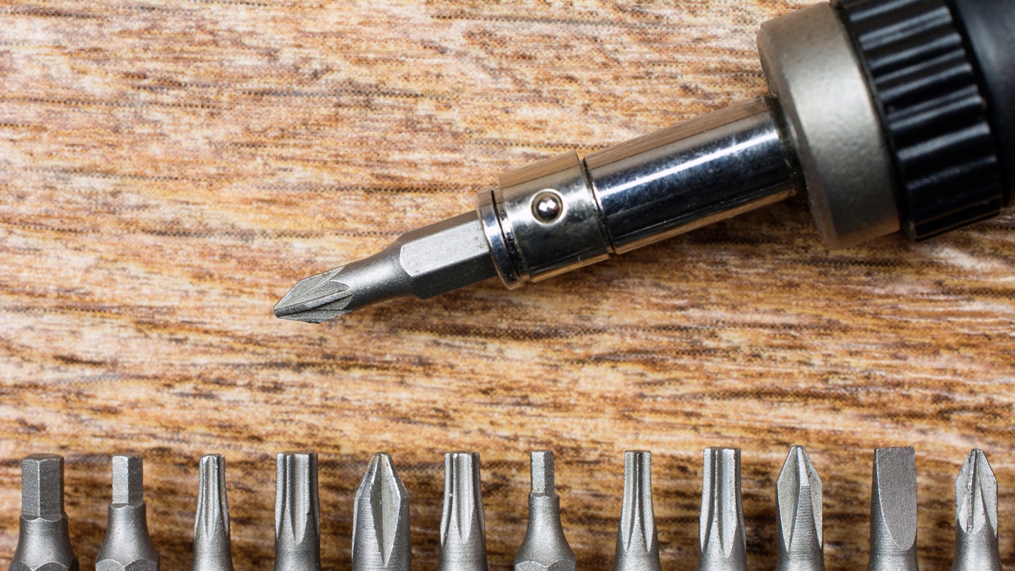Best ratcheting screwdriver: screwdriver on a wooden table with bits