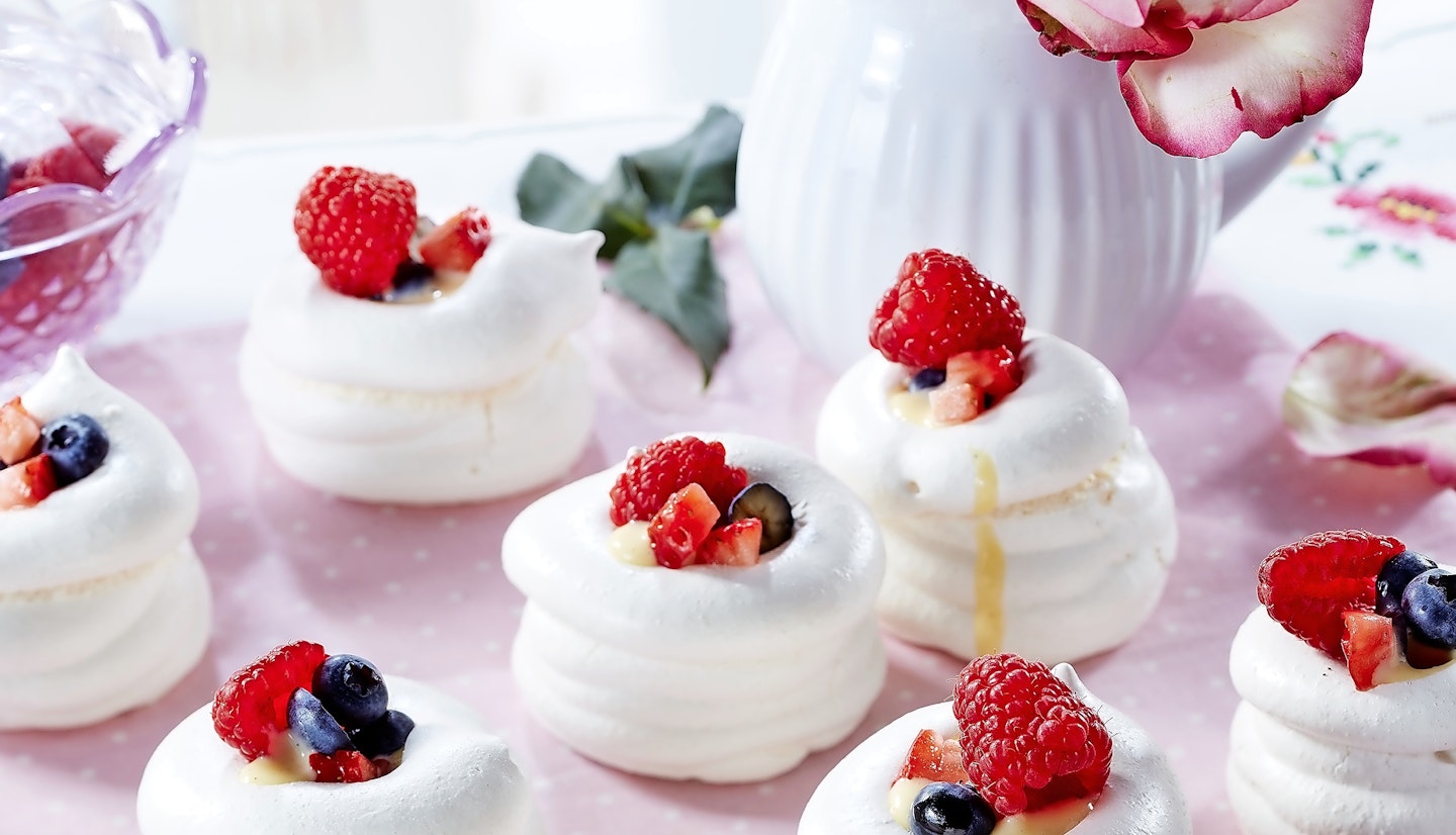 Mini meringue nests with custard cream & berries