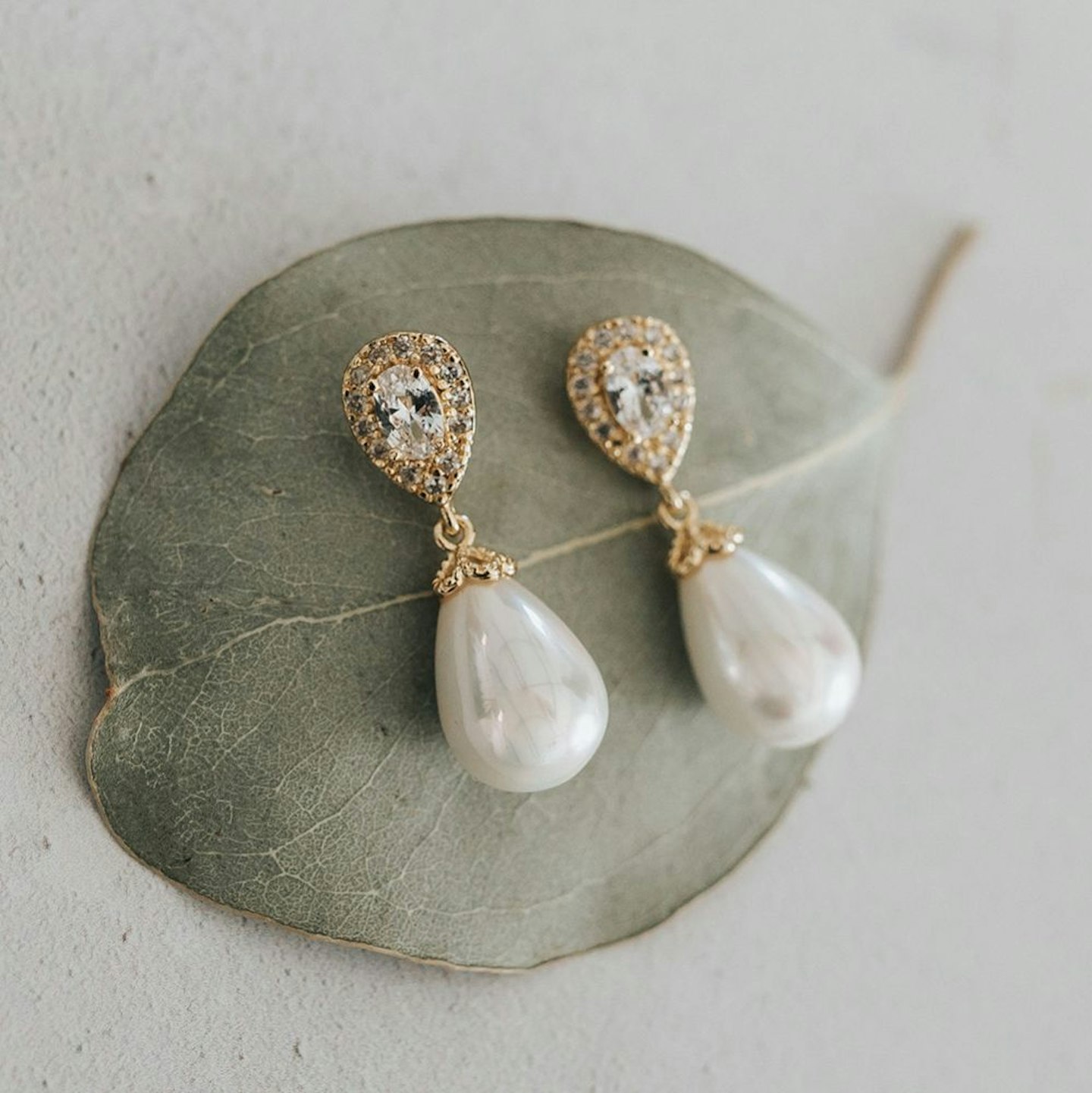 AMBROSIA CZ AND TEARDROP PEARL EARRINGS (GOLD)