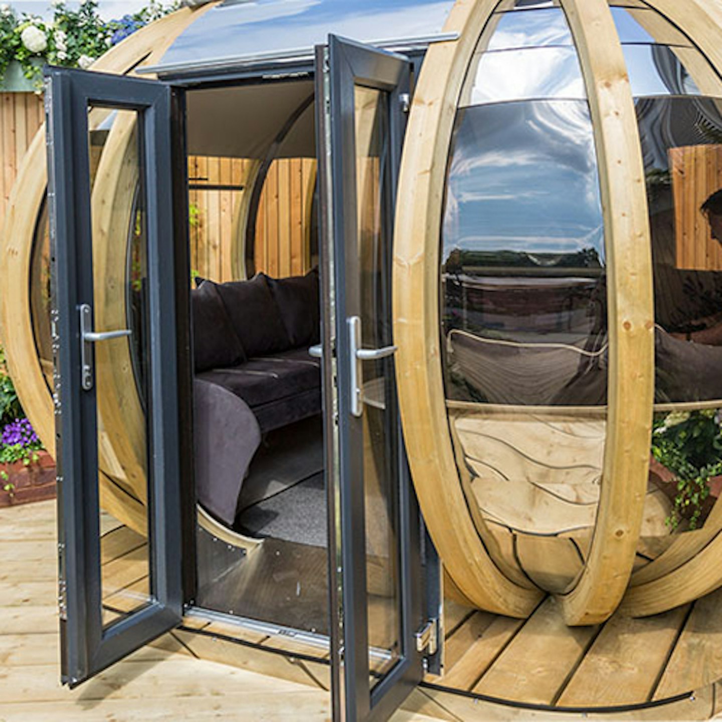 The Grande Deluxe Chic pod