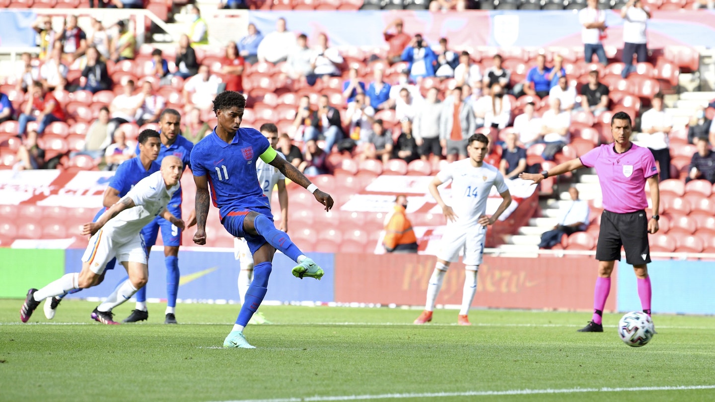 marcus rashford playing football