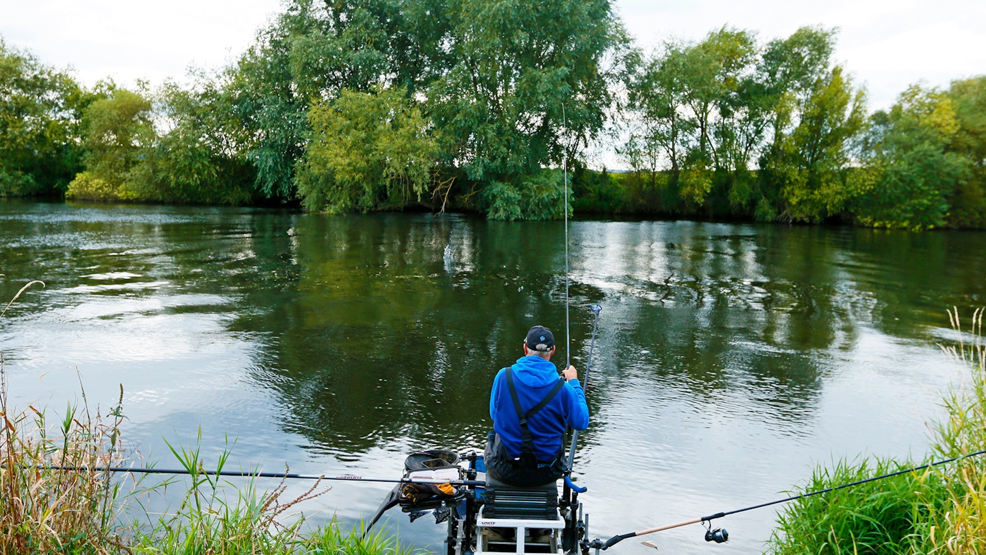 How to balance your feeder when fishing on rivers