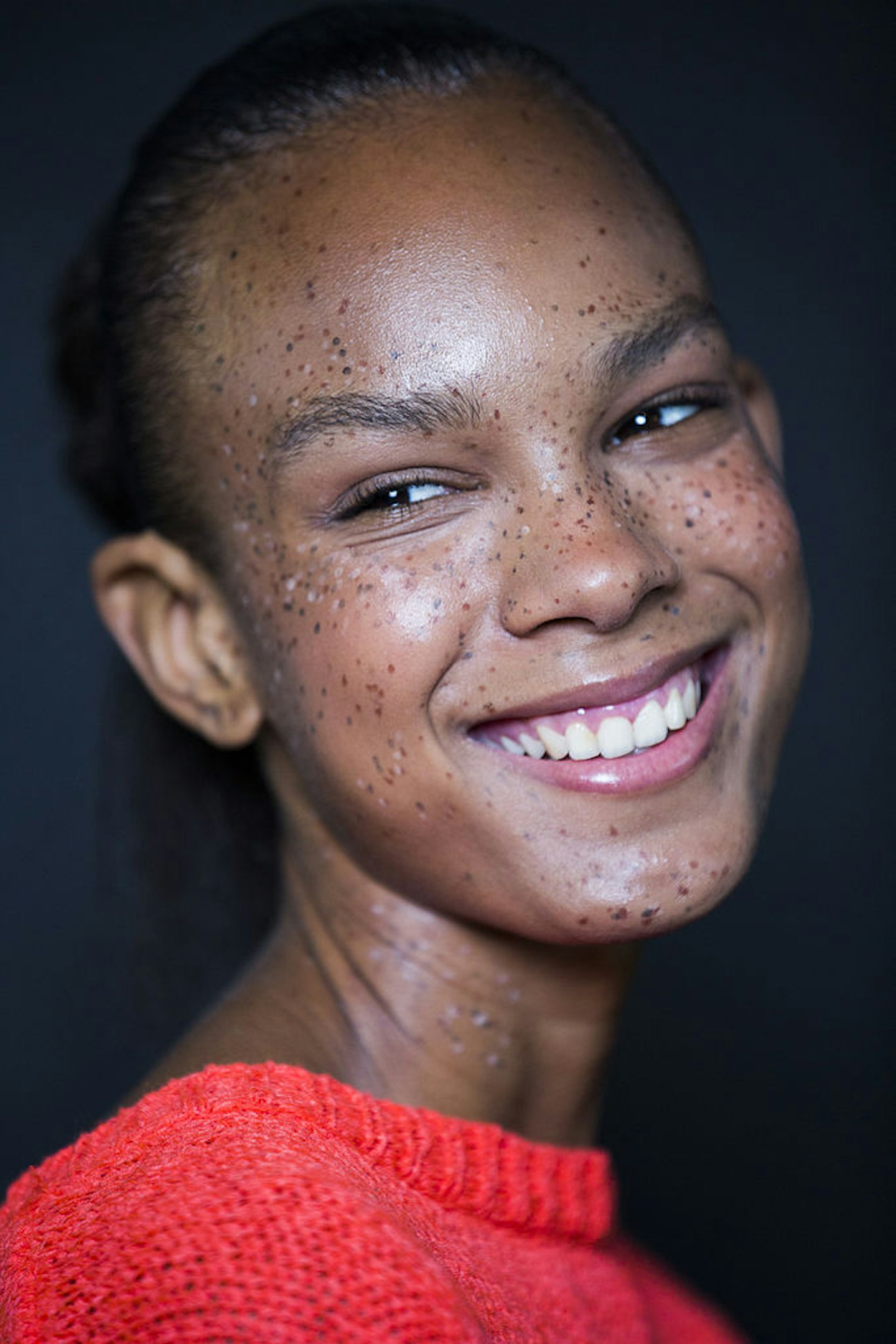 model-with-freckles