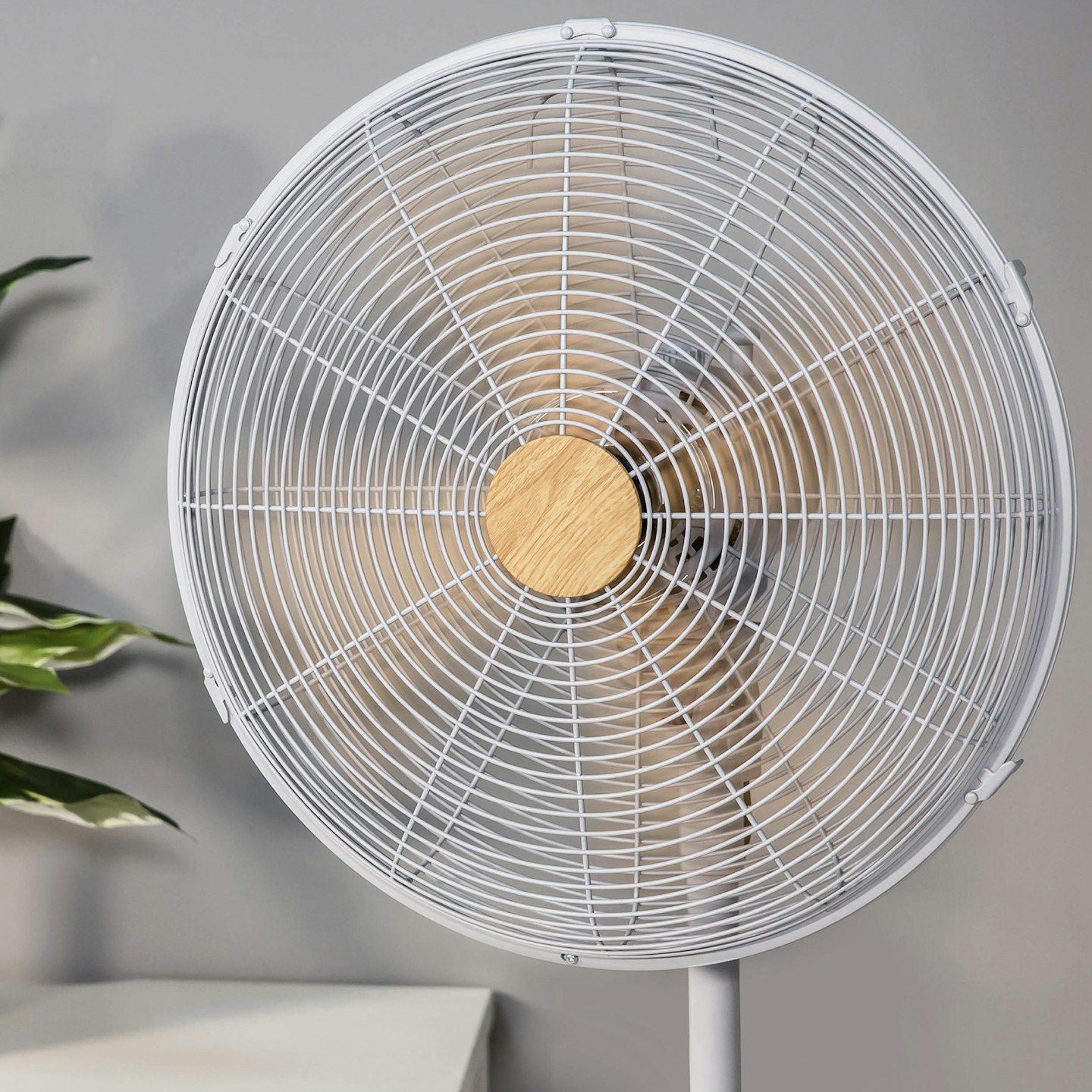 Large wood effect blades push out a powerful blast of air