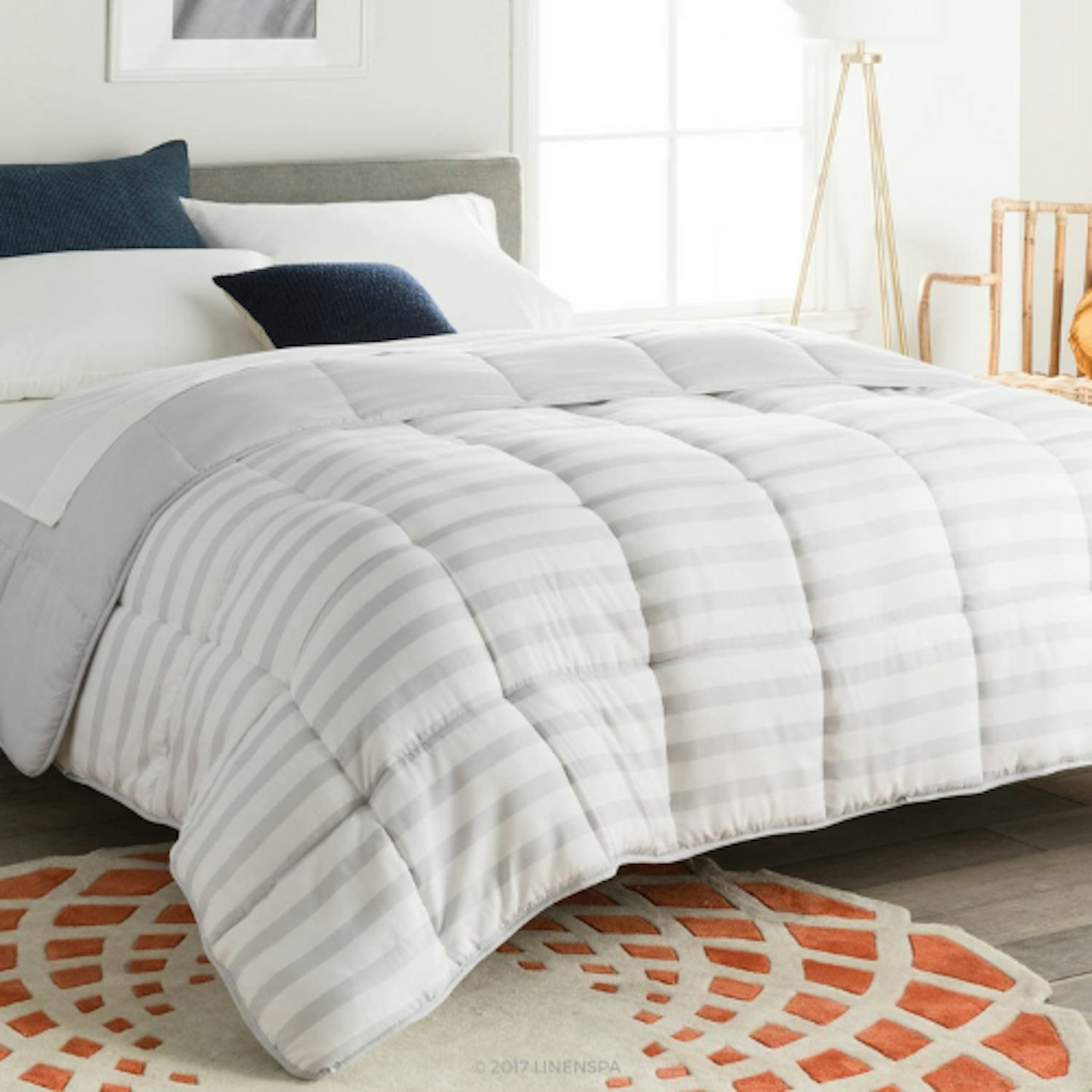 Linenspa All-Season Reversible Down Alternative Quilted Comforter
