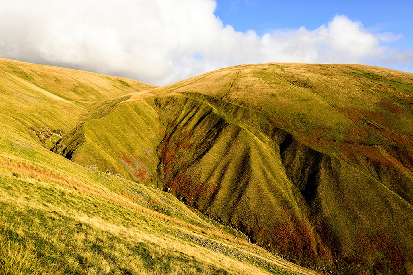 A classic Howgills landscape of rolling hills and deep-cut valleys.