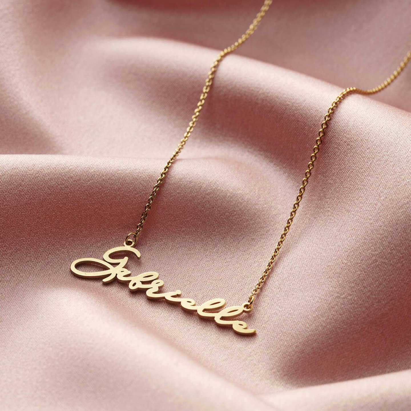 The Best Nameplate Necklaces - Grazia