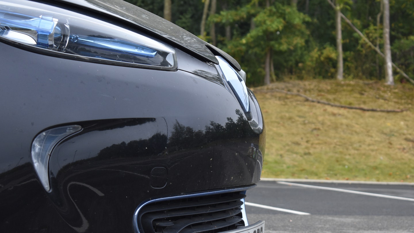 Dirty front bumper of a Renault Zoe