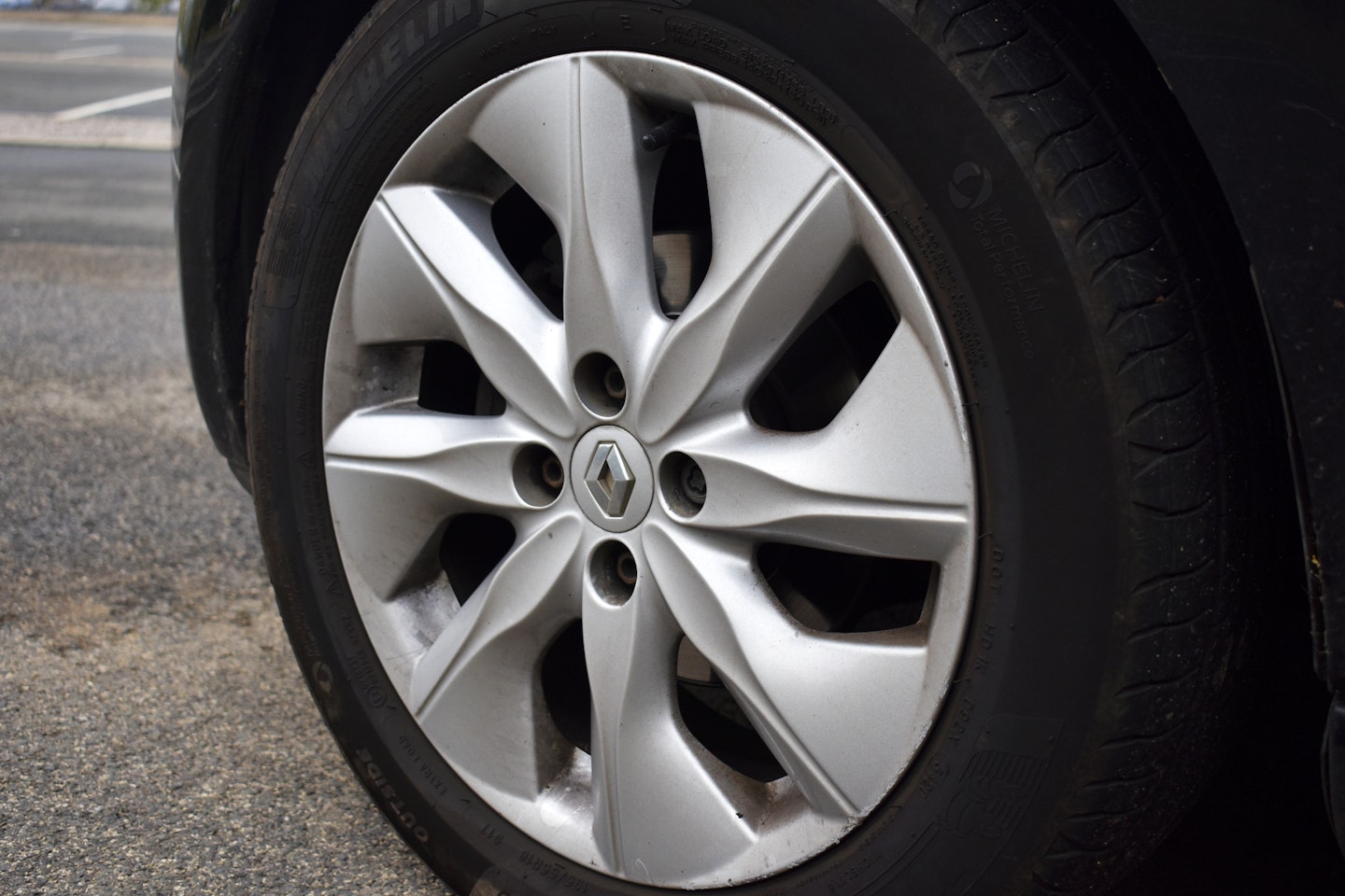 Renault Zoe wheel before cleaning