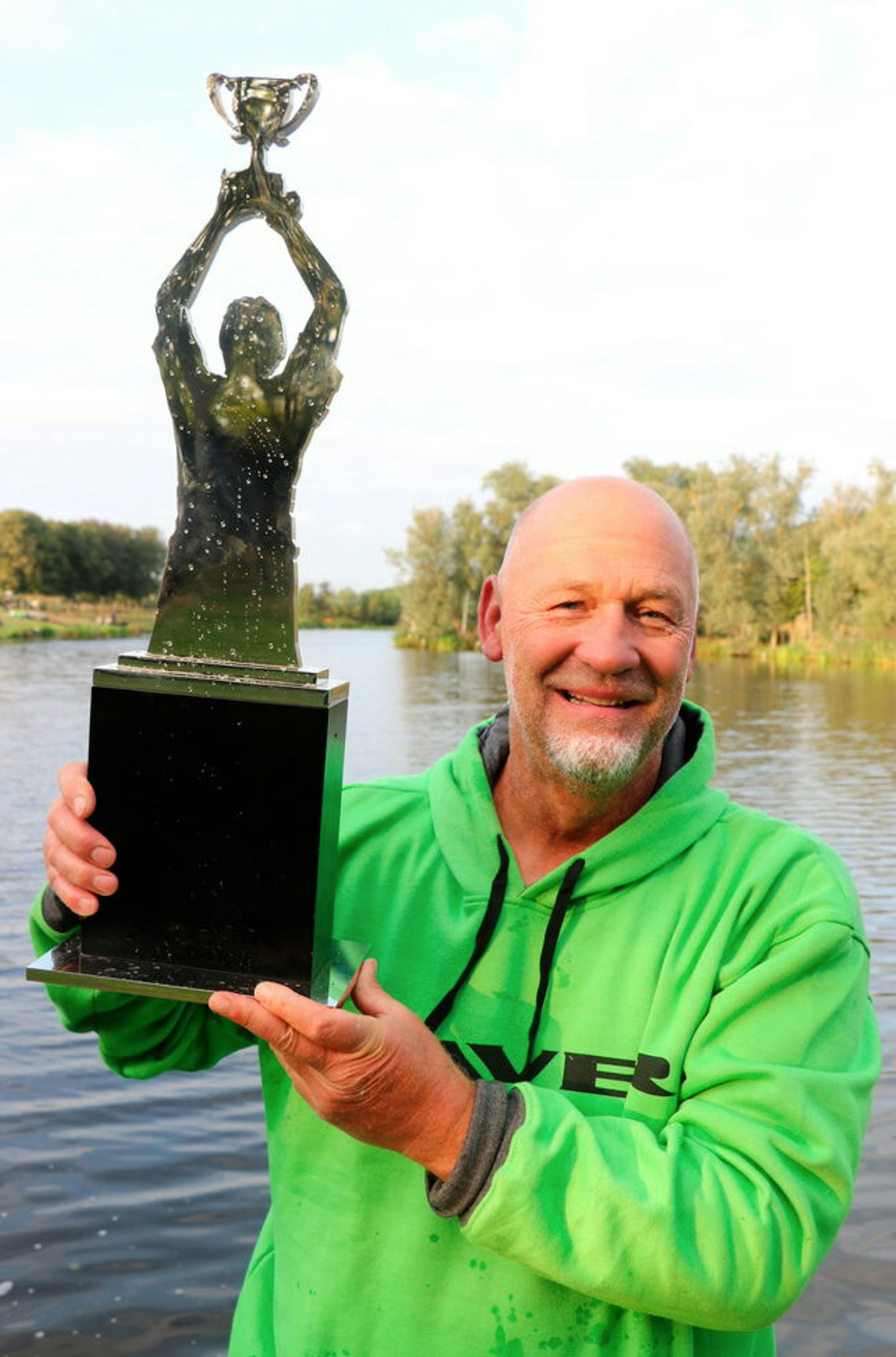 Simon lifts his first big-money final trophy