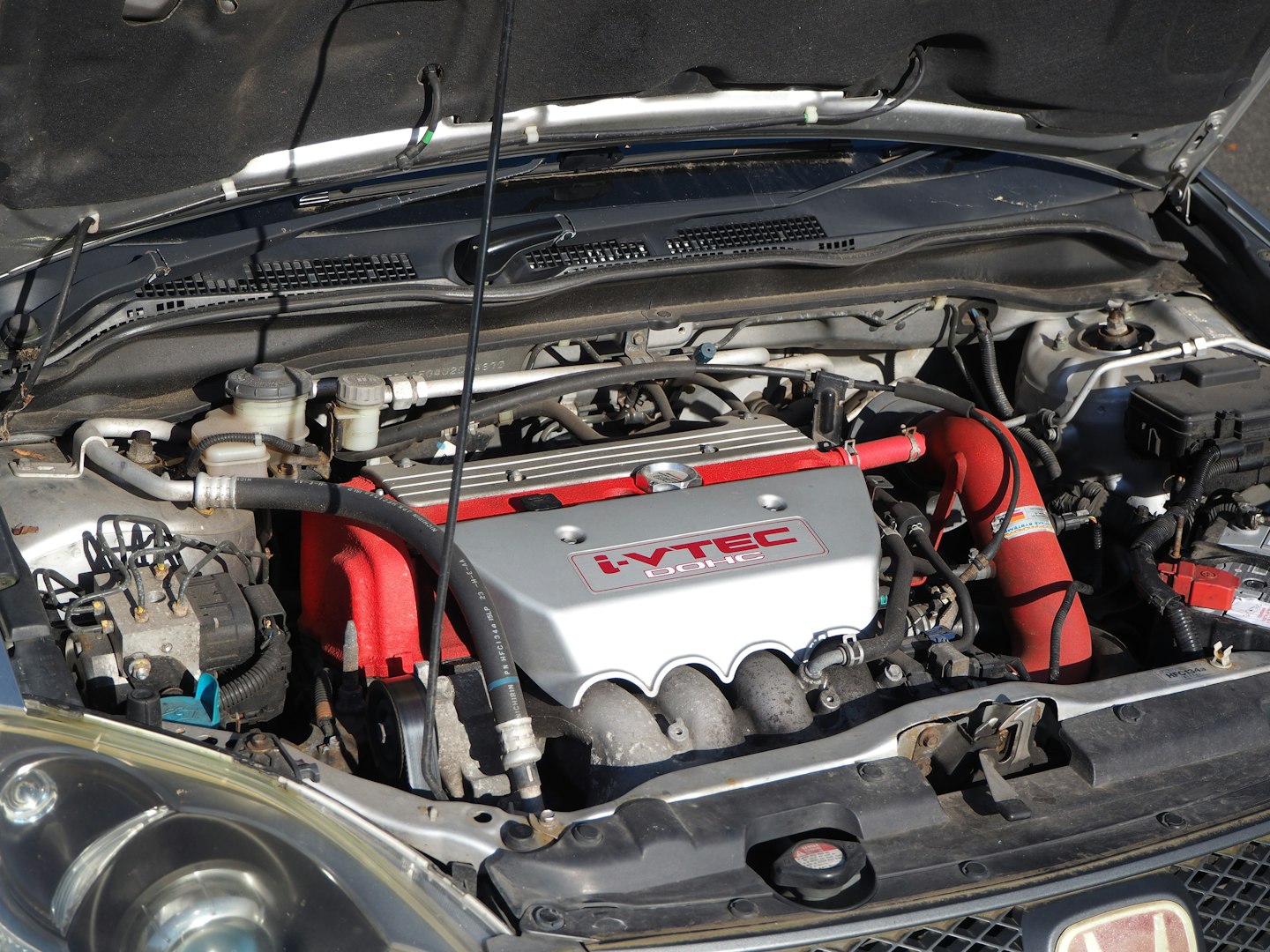 The engine bay of a Honda Civi Type R