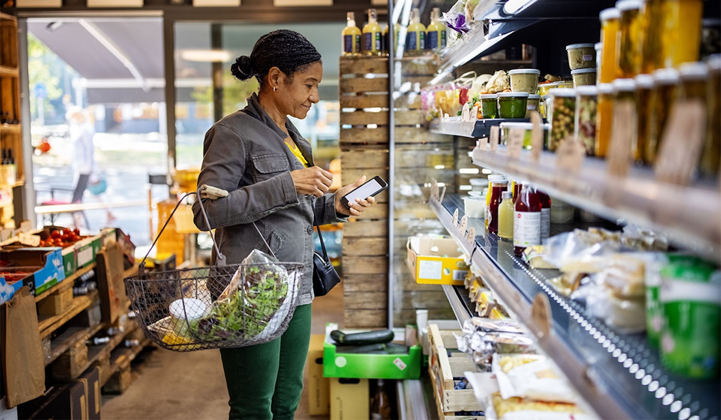 Shopping for low calorie snacks
