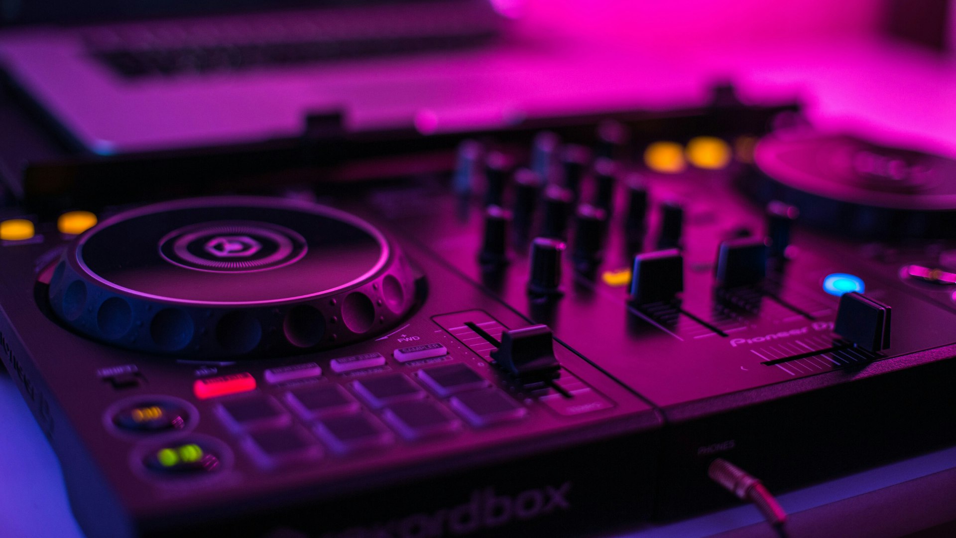 The Best DJ Decks For Beginners in 2024