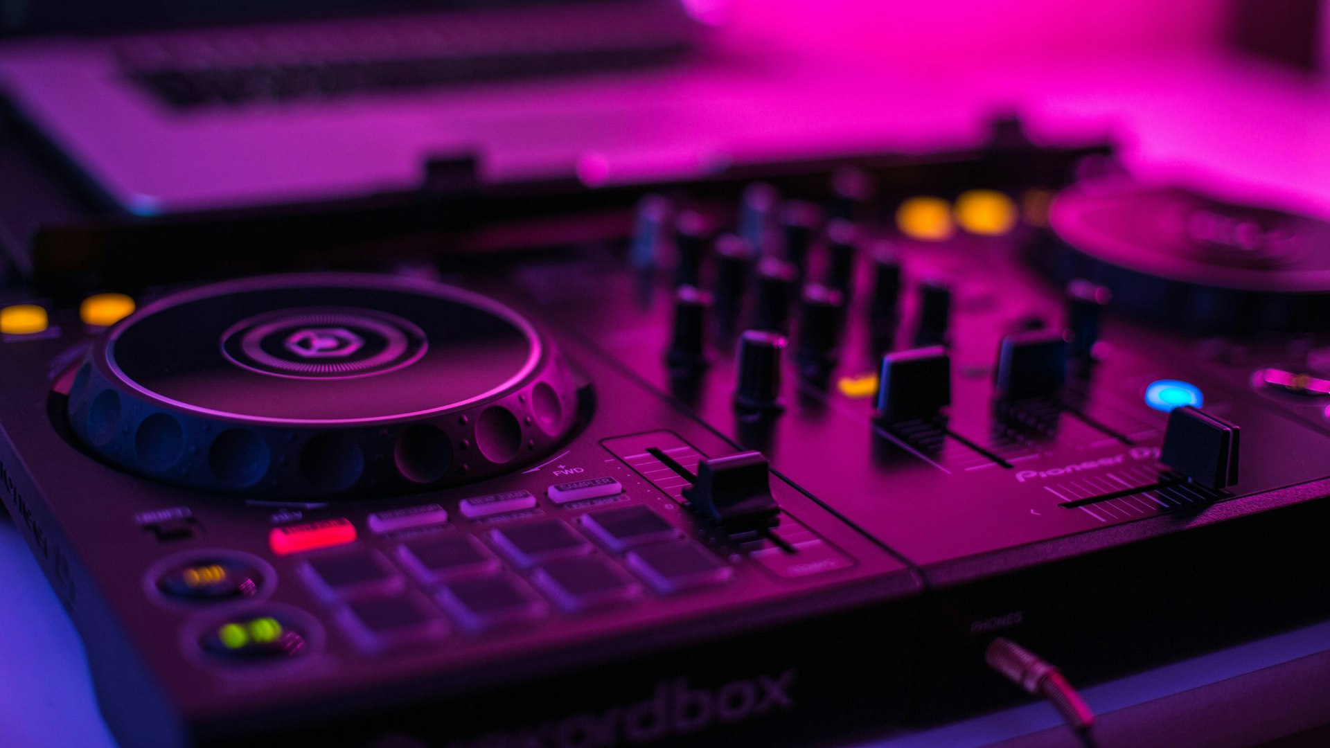 Best DJ Decks for Beginners 2025: Learn to mix like a pro